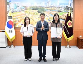 이성룡 의장, 모범공무원 및 자랑스러운 공무원 표창 수여