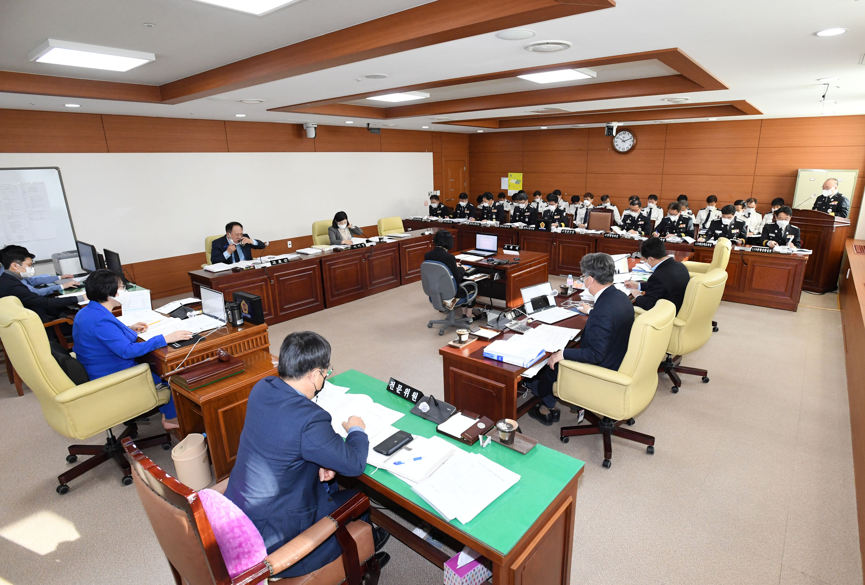 행정자치위원회 제218회 젱례회 기간중 소방본부 소관 행정사무감사3