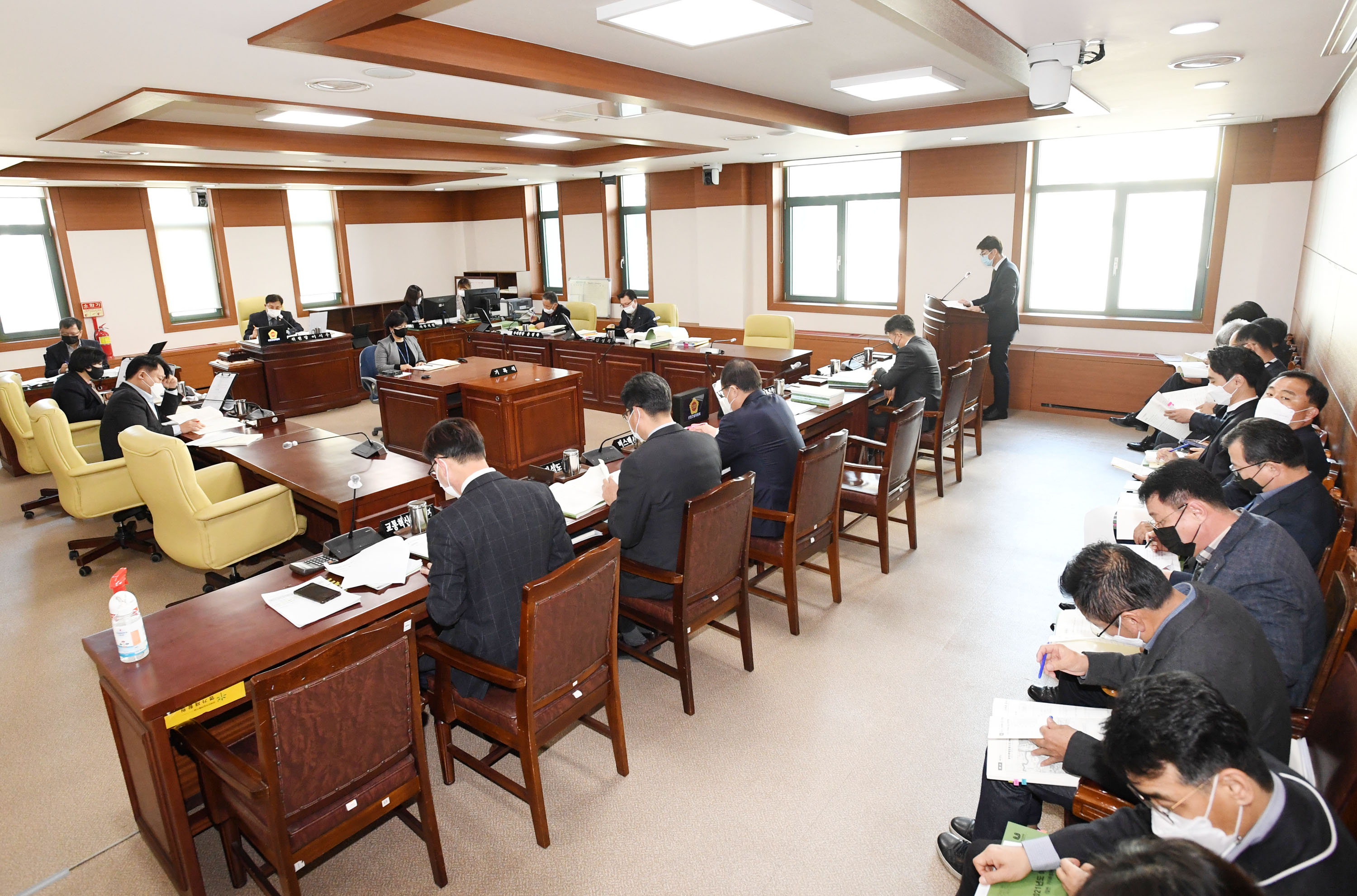 시의회 산업건설위원회 제218회 정례회 기간중 교통건설국 소관 예산안 심사1