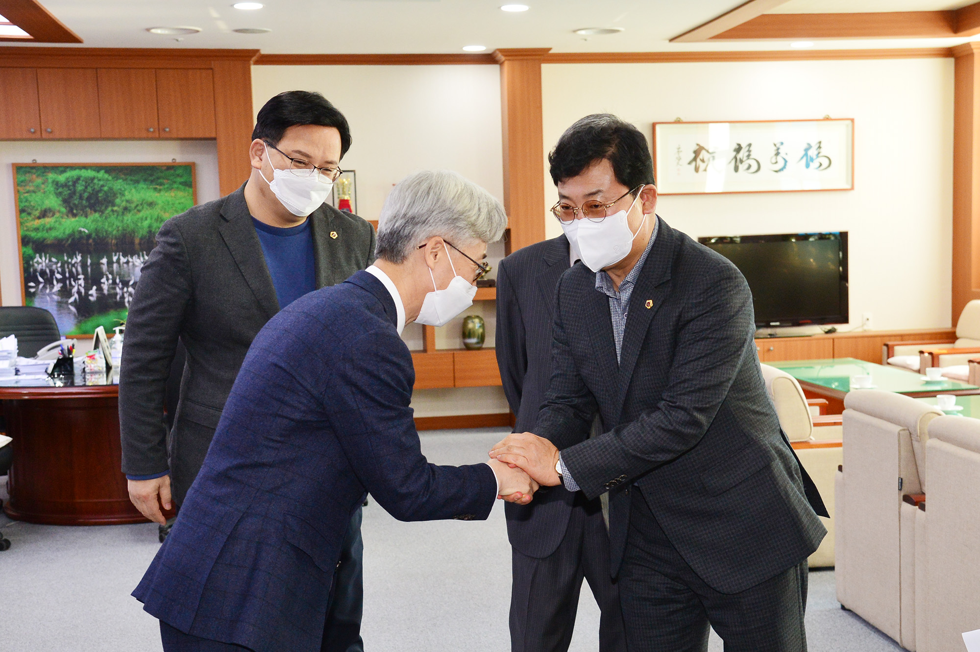 조영신 초대 경제자유구역청장 의장실 내방6