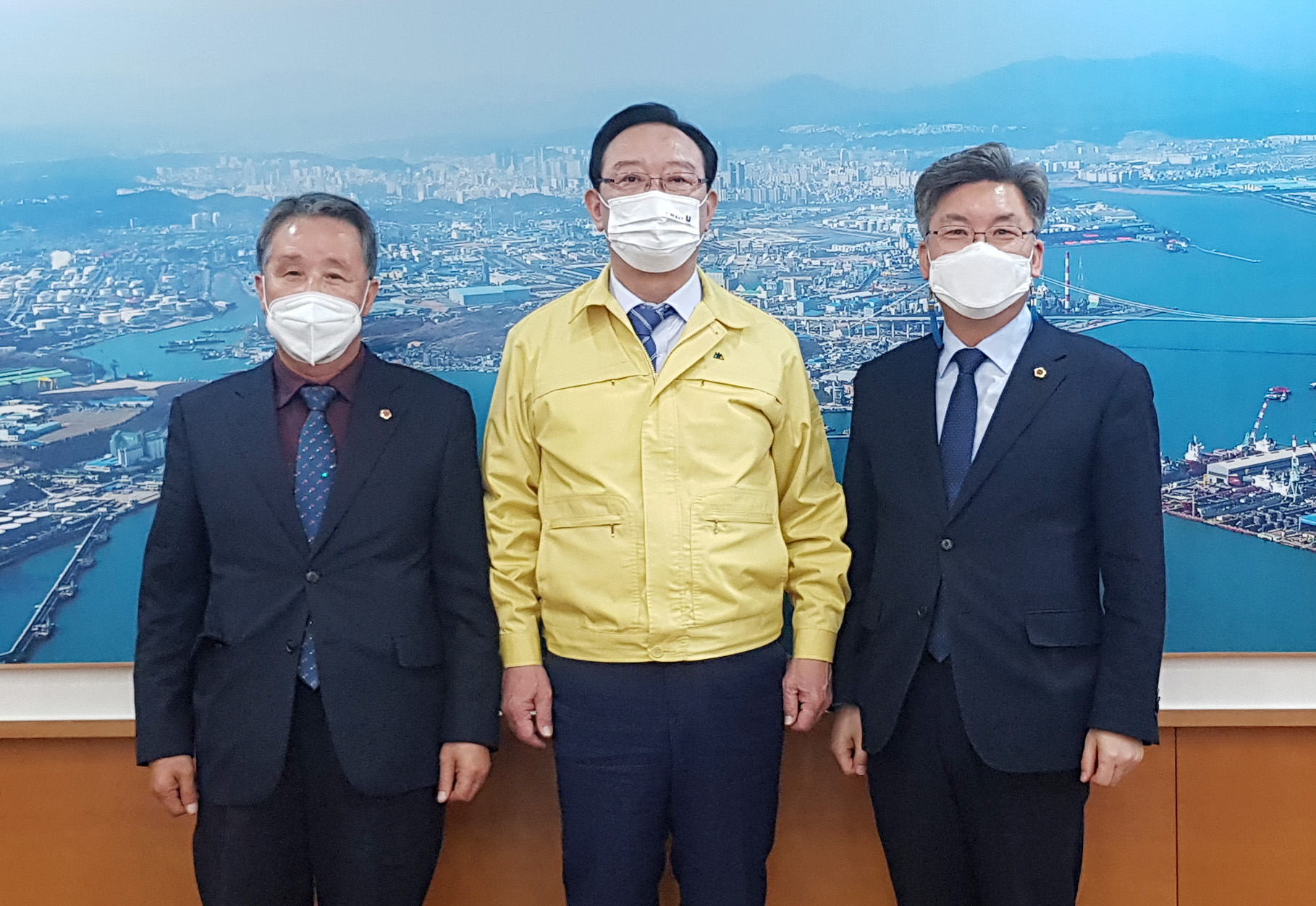 여야 원내대표 더불어민주당 백운찬 의원과 국민의힘 윤정록 의원 시장방문1