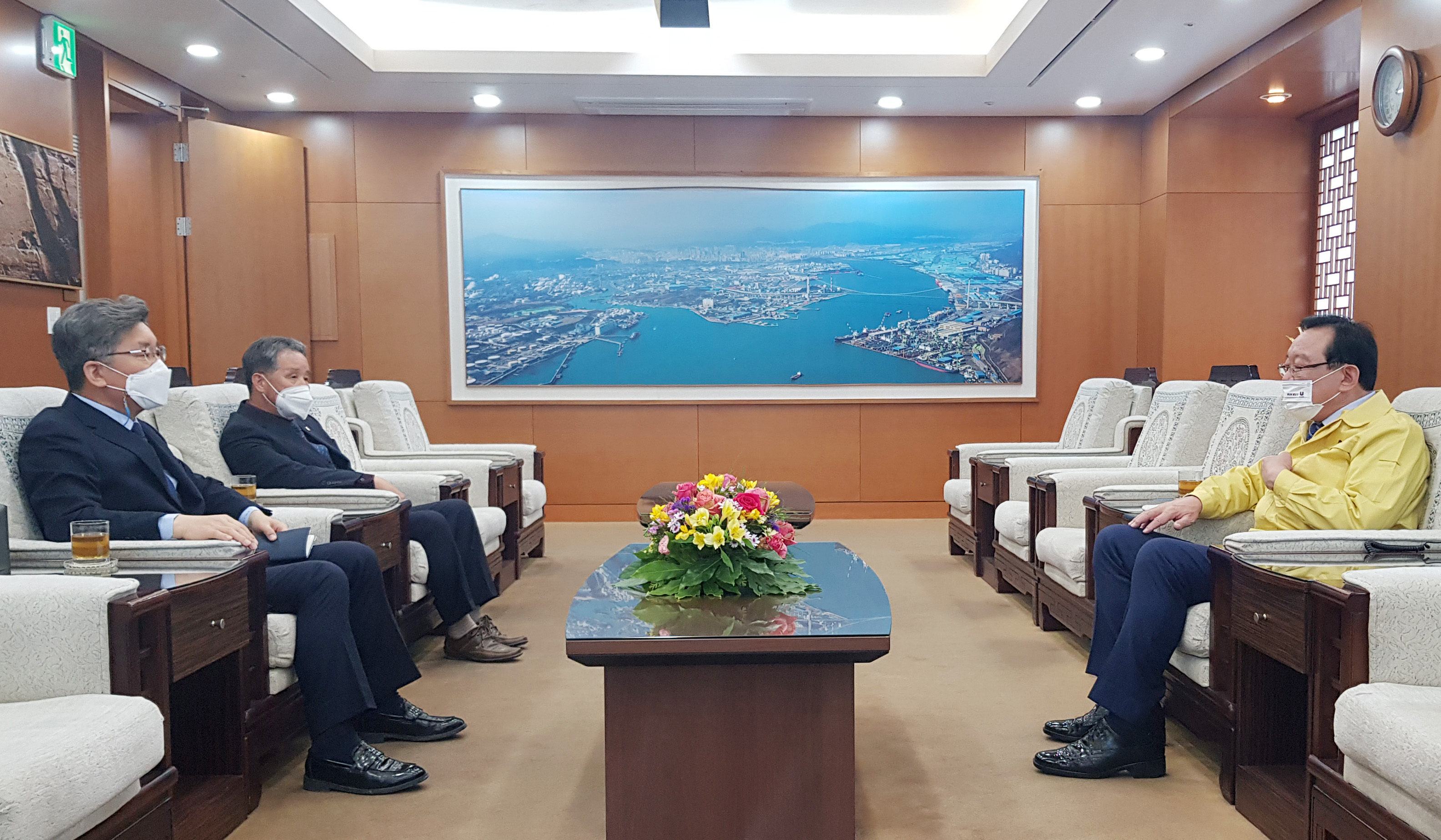 여야 원내대표 더불어민주당 백운찬 의원과 국민의힘 윤정록 의원 시장방문2