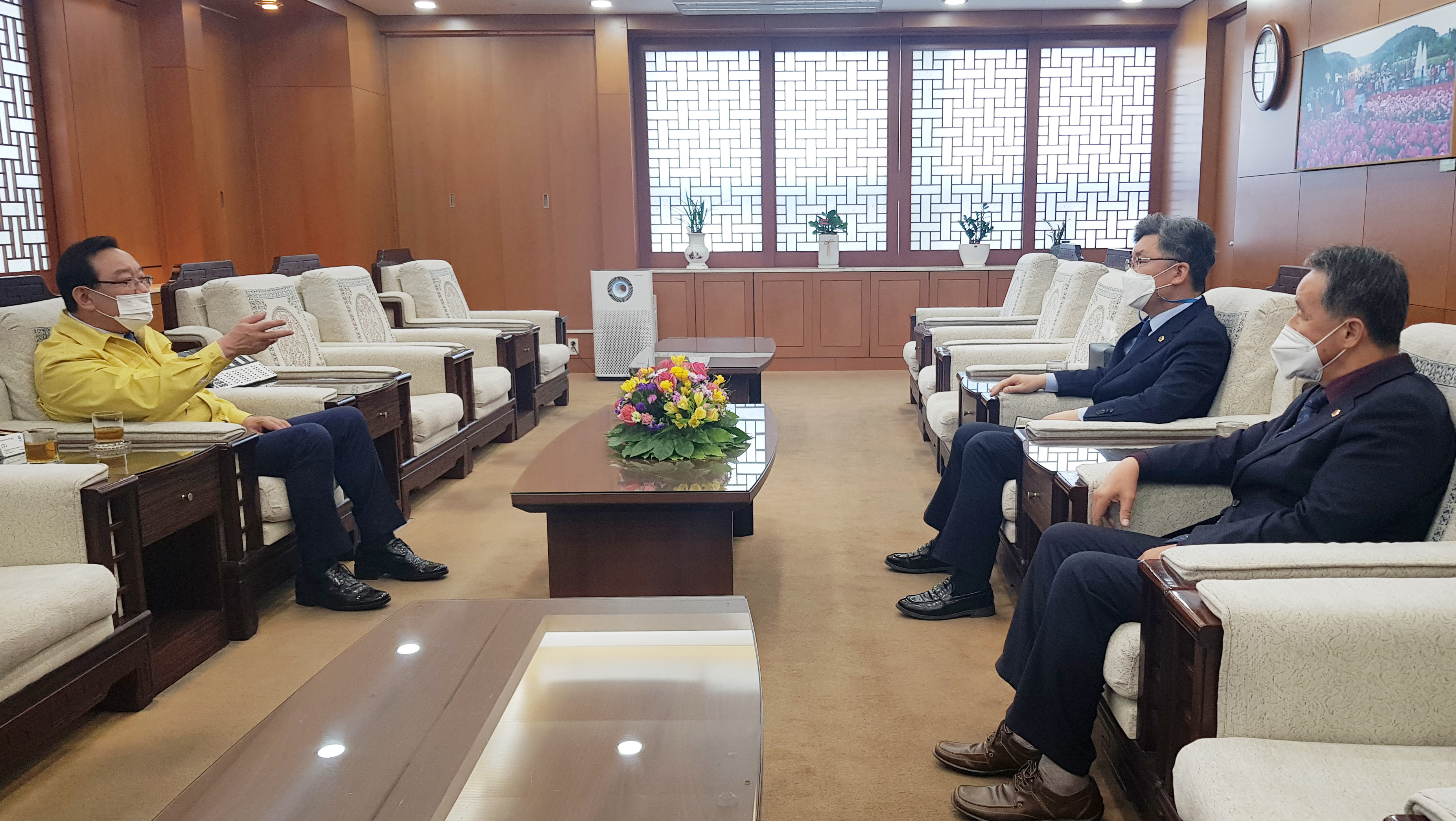 여야 원내대표 더불어민주당 백운찬 의원과 국민의힘 윤정록 의원 시장방문3