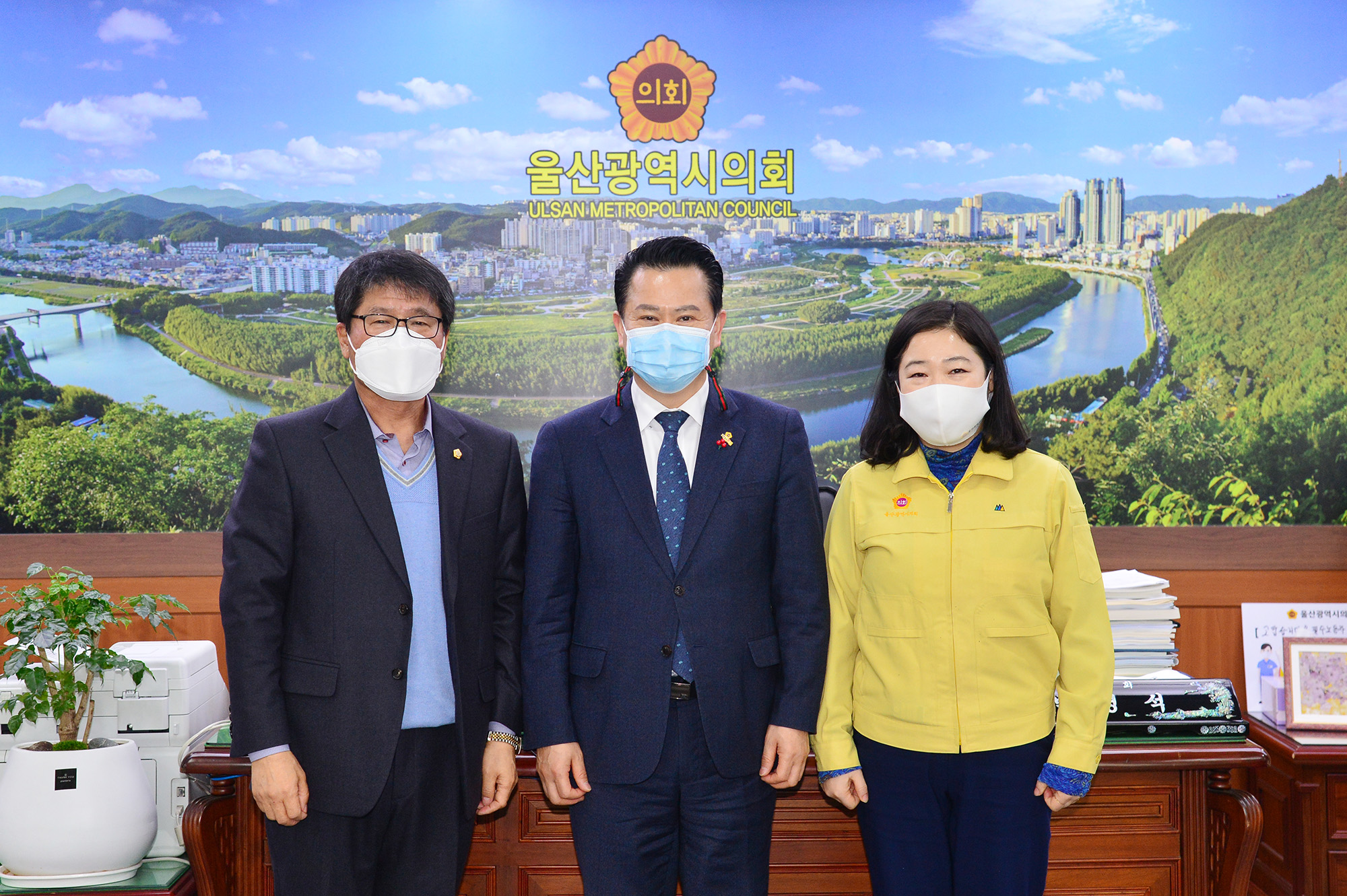 세계프로킥복싱무에타이총연맹 송상근 회장 의장실 내방1