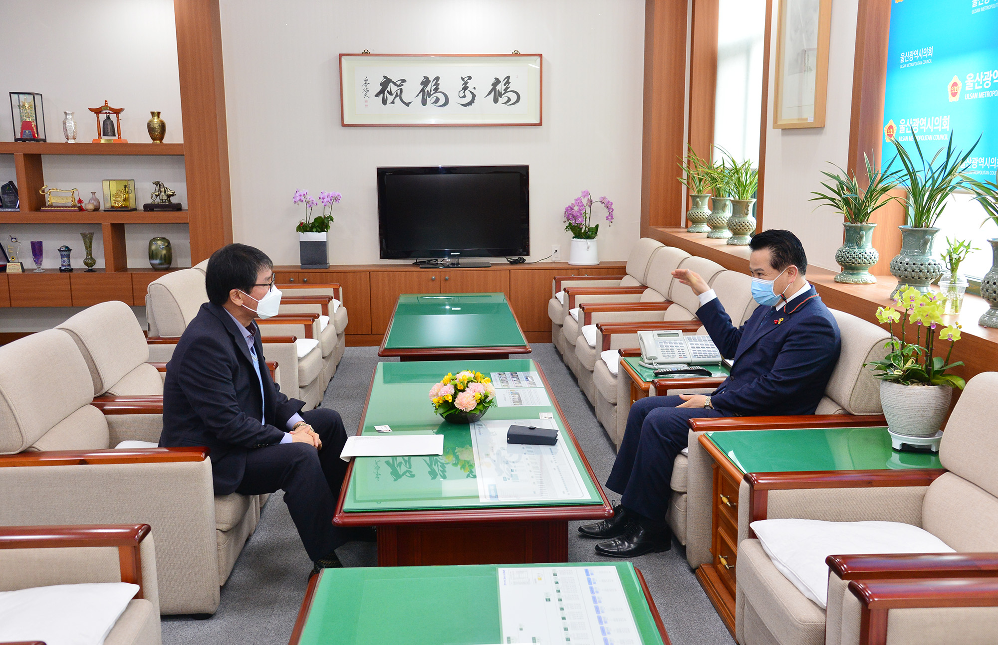 세계프로킥복싱무에타이총연맹 송상근 회장 의장실 내방2