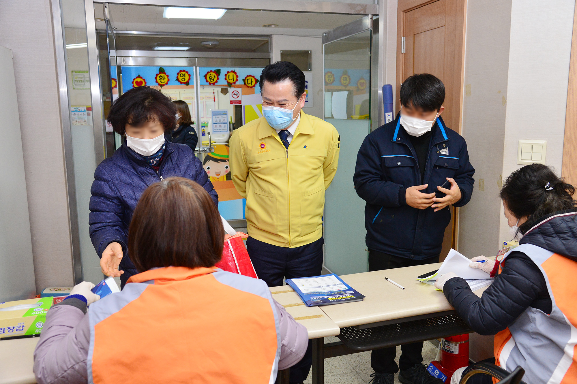 박병석 의장, 긴급재난지원금 선불카드 지급 현장 방문2