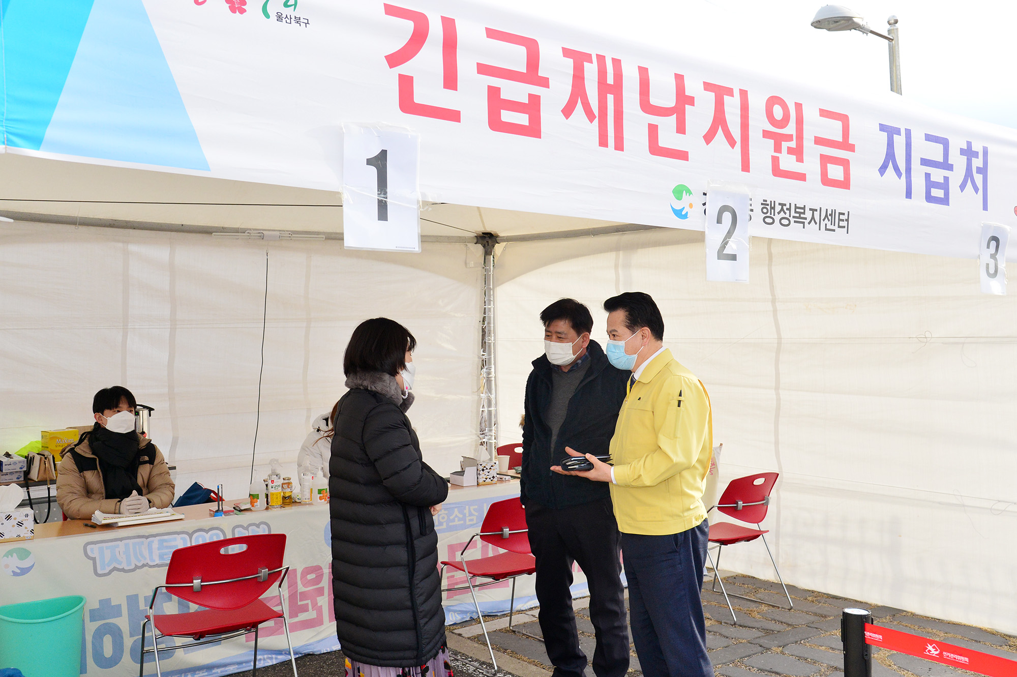 박병석 의장, 긴급재난지원금 선불카드 지급 현장 방문4