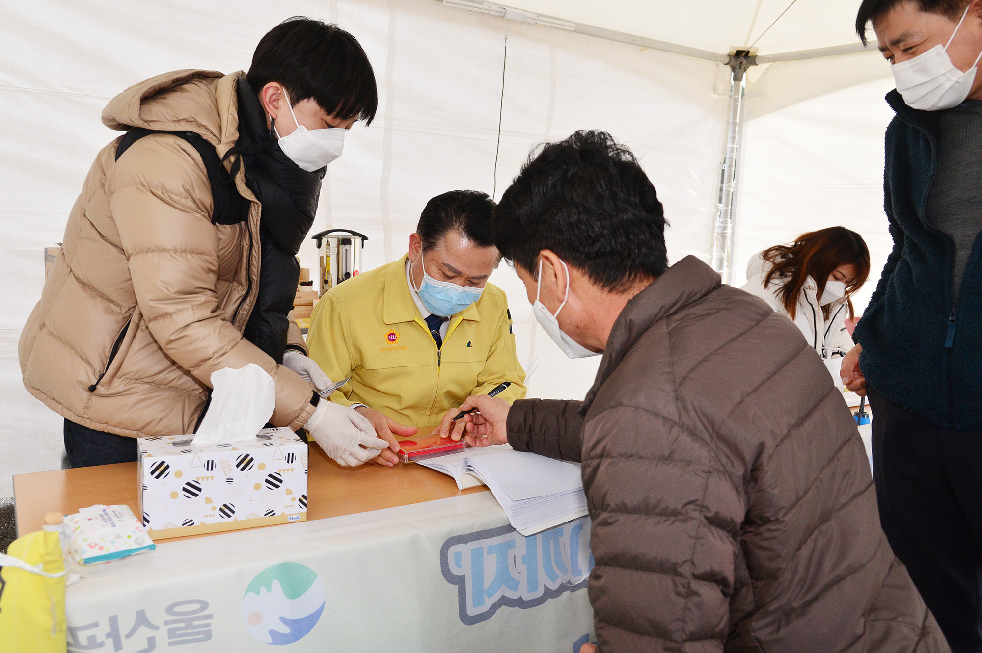 박병석 의장, 긴급재난지원금 선불카드 지급 현장 방문5