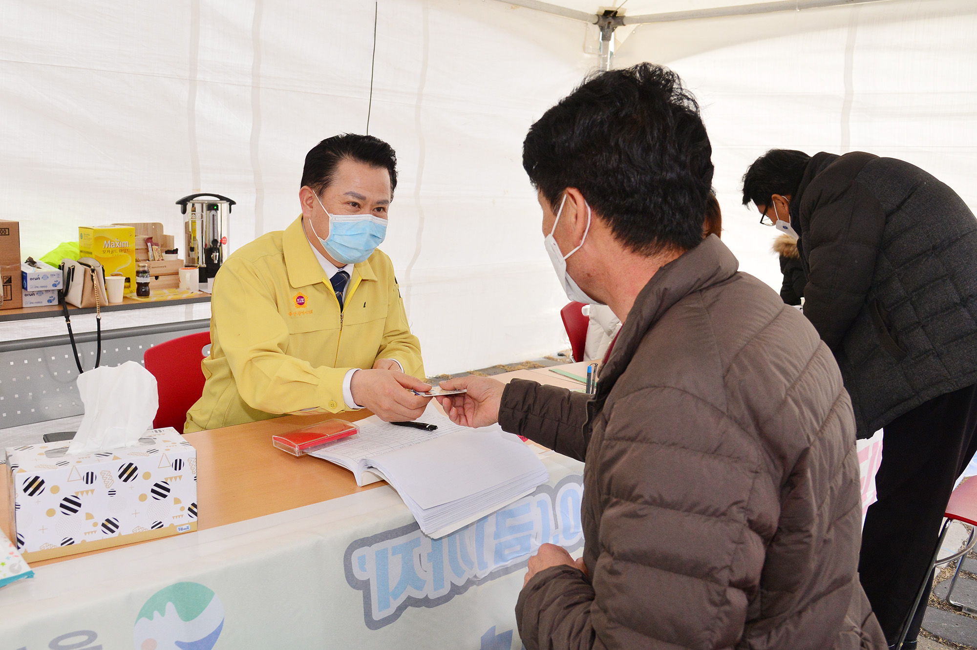 박병석 의장, 긴급재난지원금 선불카드 지급 현장 방문6