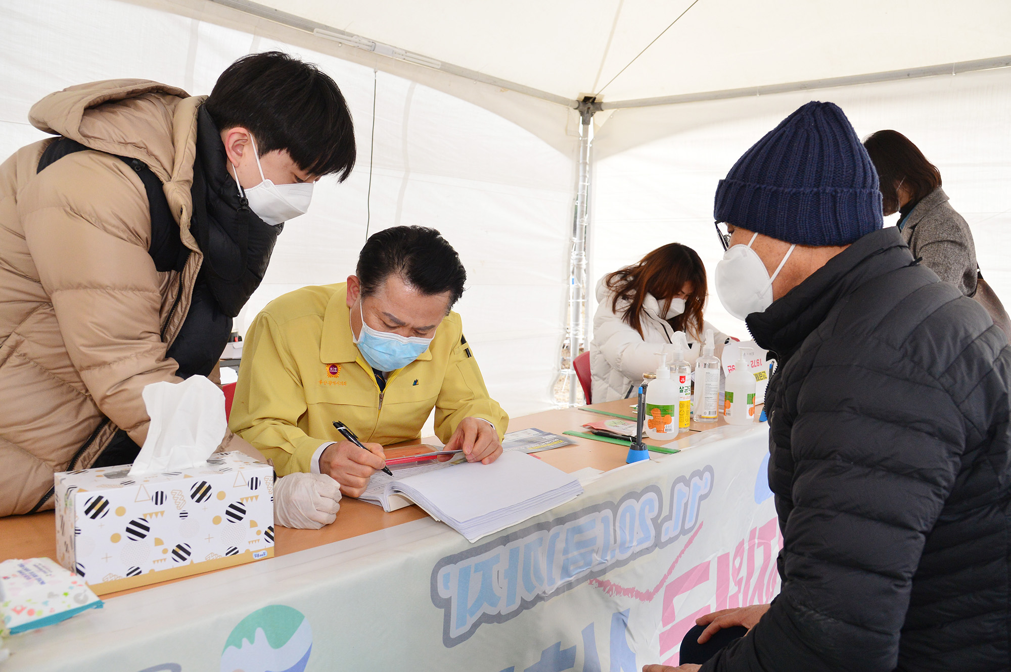 박병석 의장, 긴급재난지원금 선불카드 지급 현장 방문7