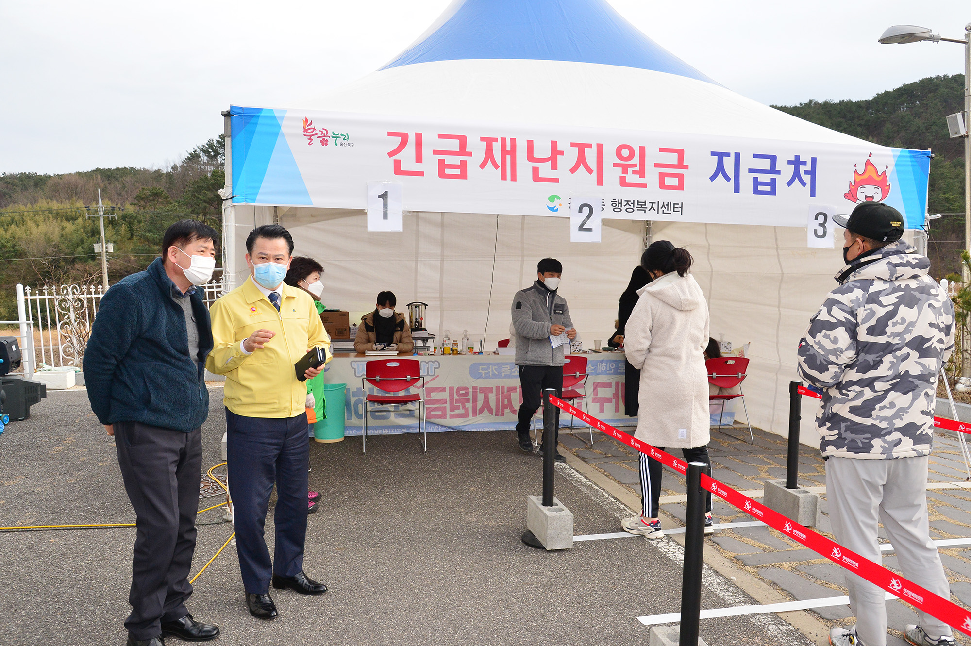 박병석 의장, 긴급재난지원금 선불카드 지급 현장 방문8