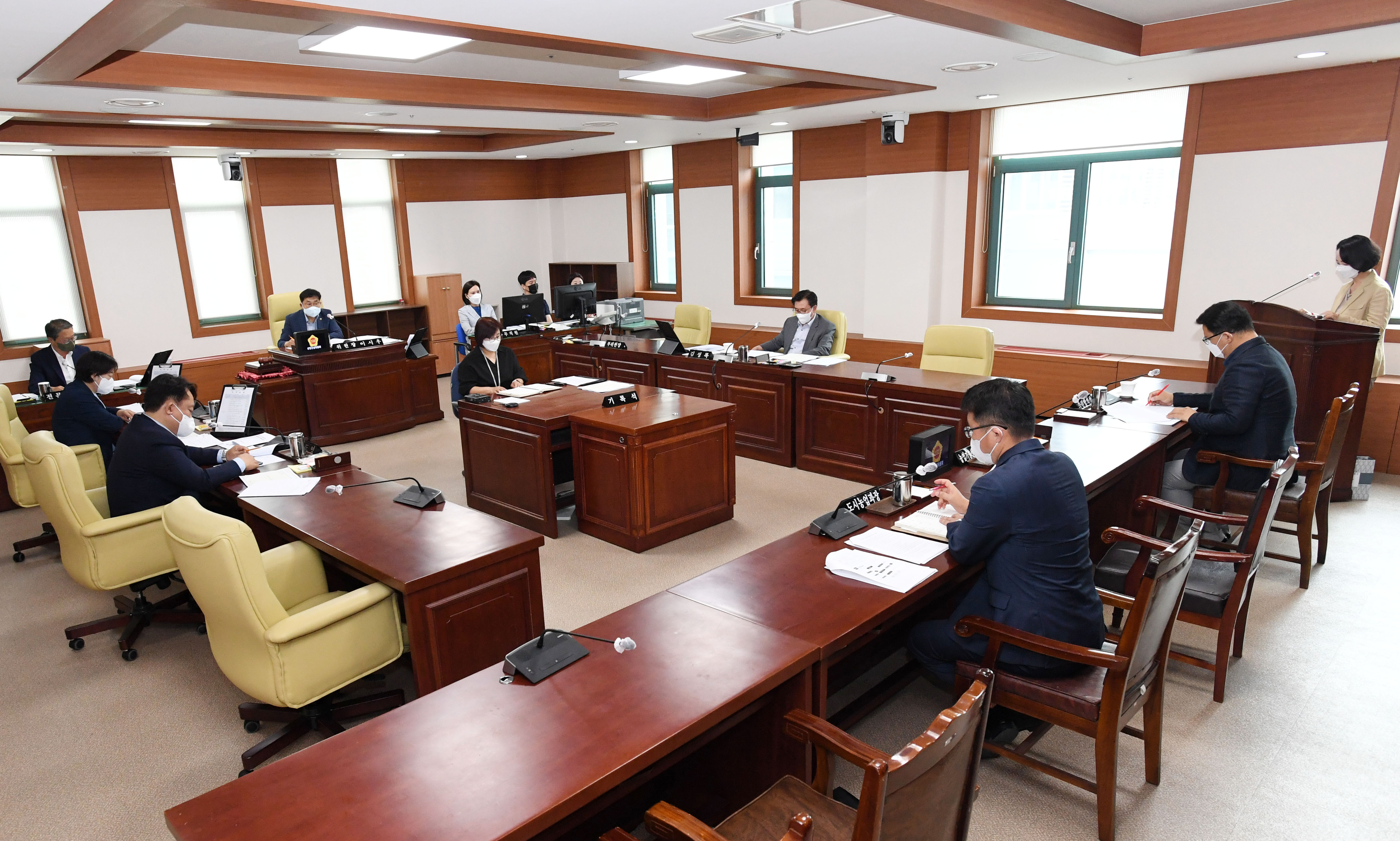 산업건설위원회는 제231회 임시회 기간중 각종 안건 심사 3