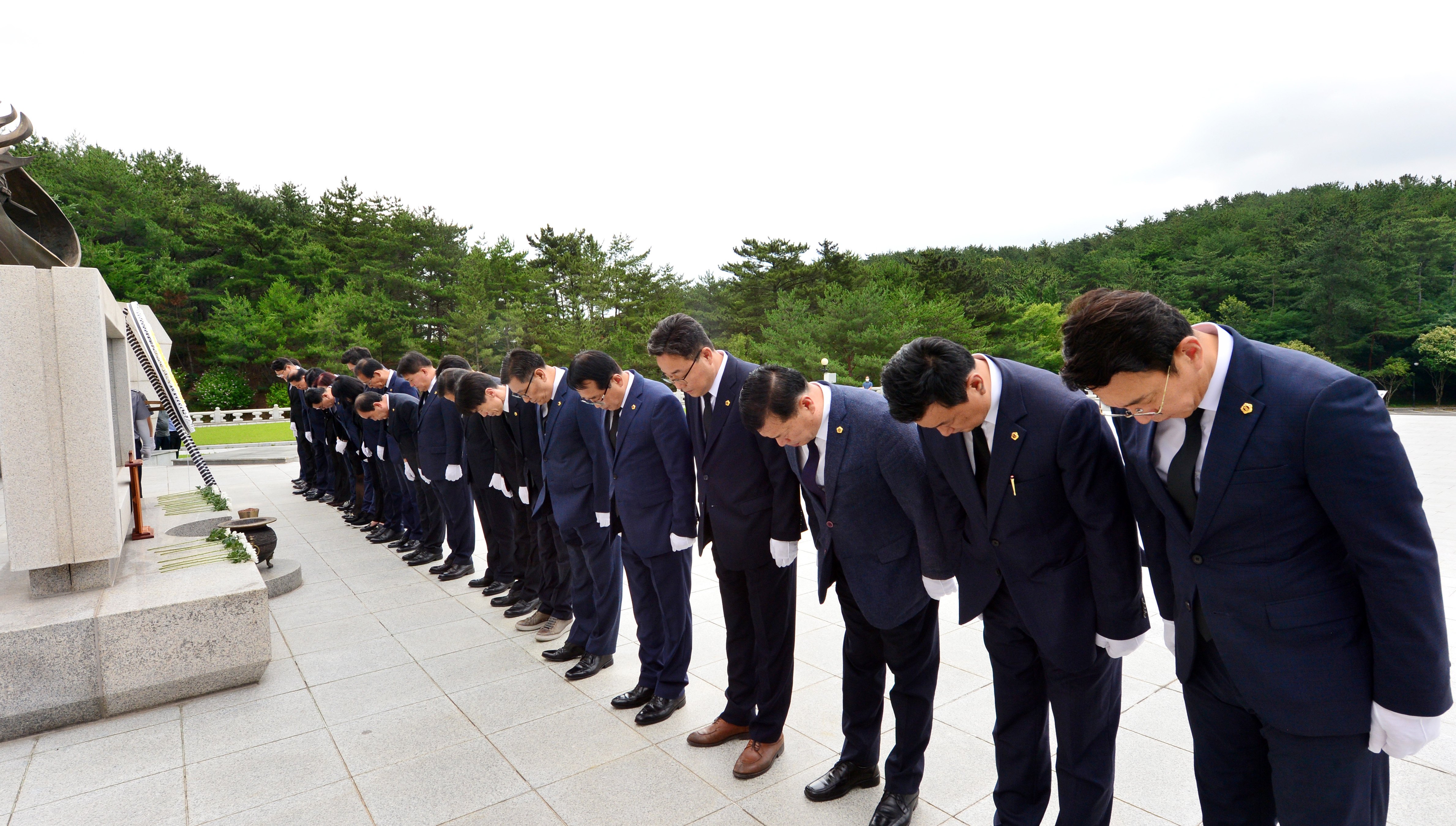 제8대 울산광역시의회 의원, 현충탑 참배6