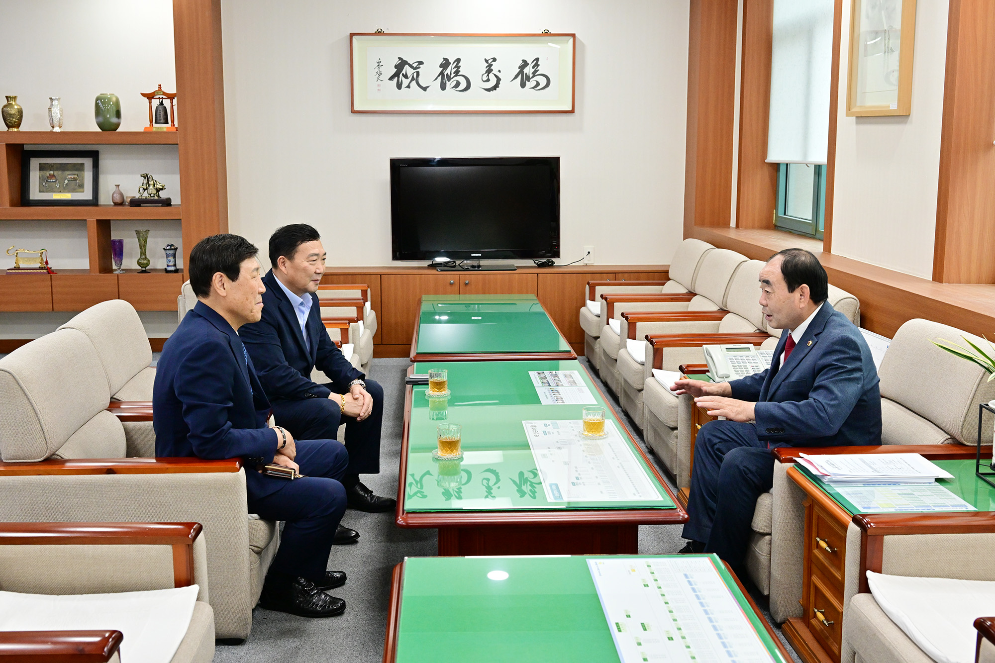 김불식 상이군경회 울산광역시지부장 의장실 내방2