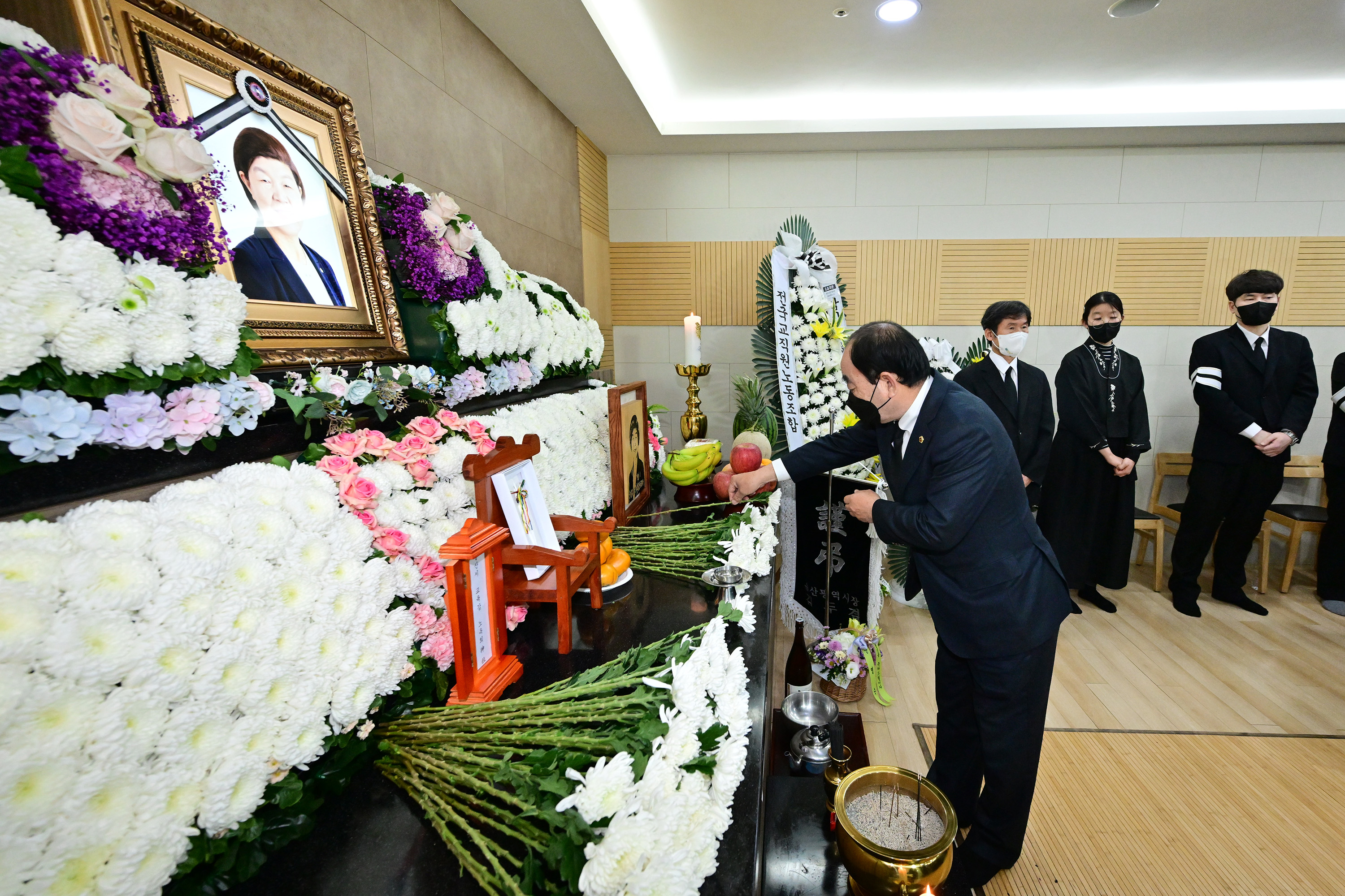 울산광역시의회, 고 노옥희 울산교육감 빈소 합동조문   3