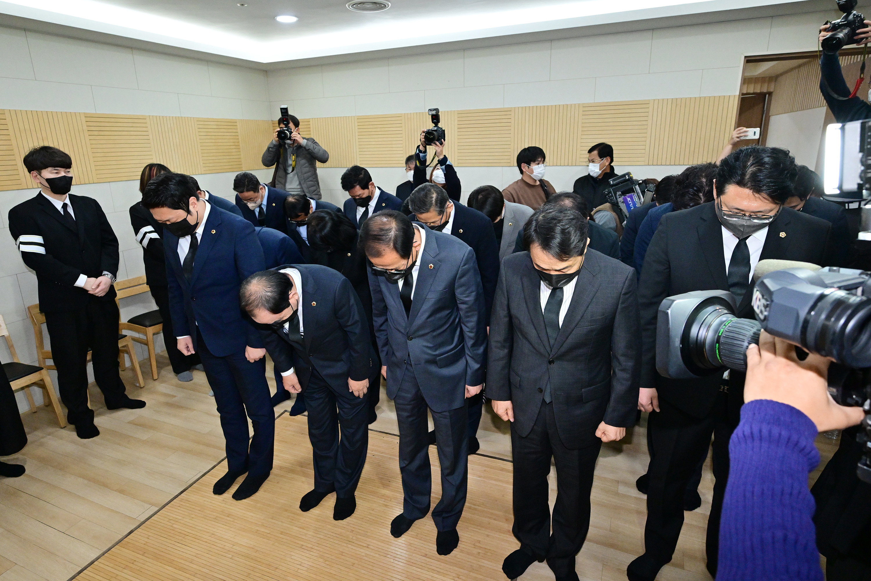 울산광역시의회, 고 노옥희 울산교육감 빈소 합동조문   4