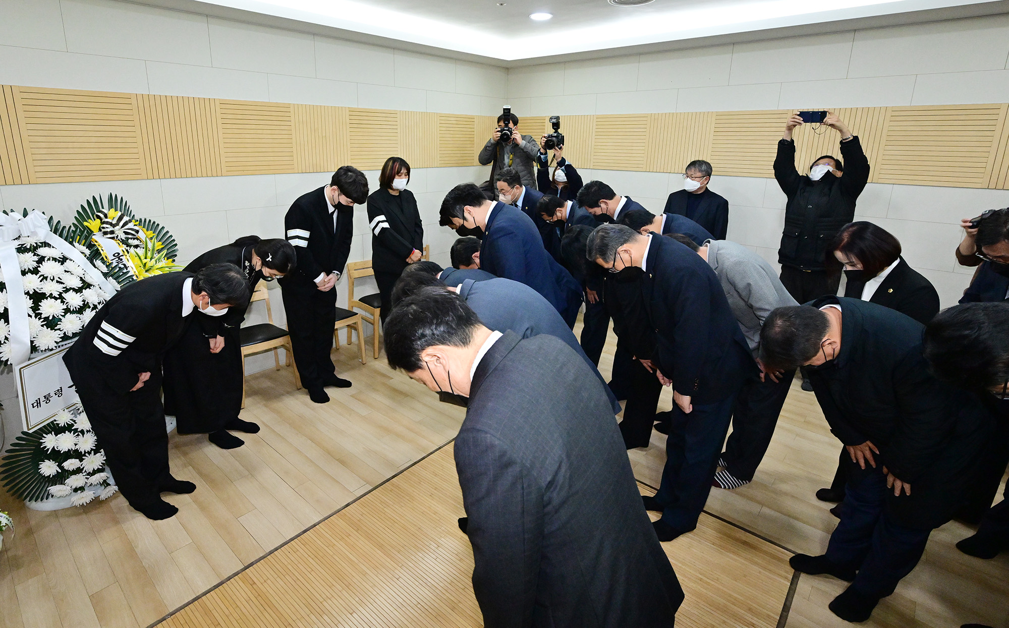 울산광역시의회, 고 노옥희 울산교육감 빈소 합동조문   5