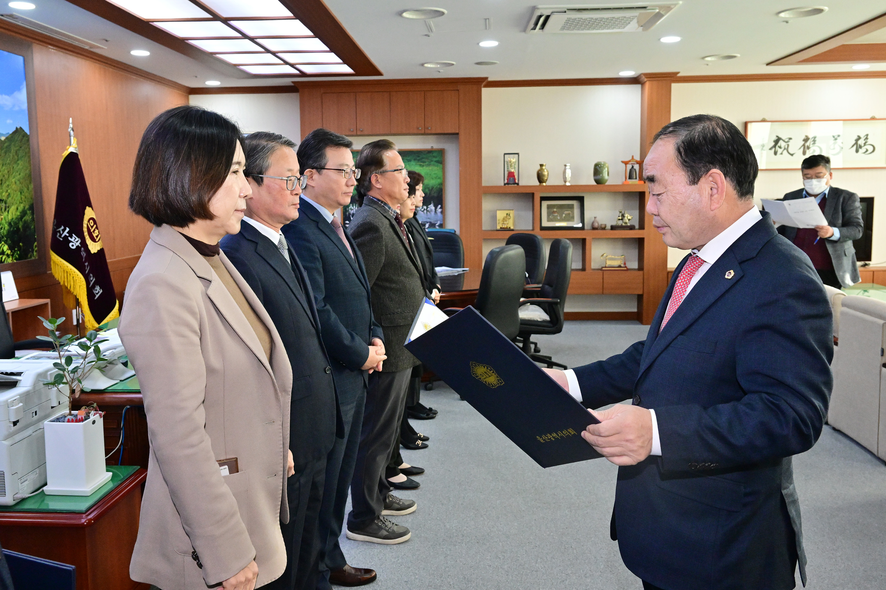 울산광역시의회 2023년 1월 정기인사 5급 이상 인사발령자 임용장 수여3