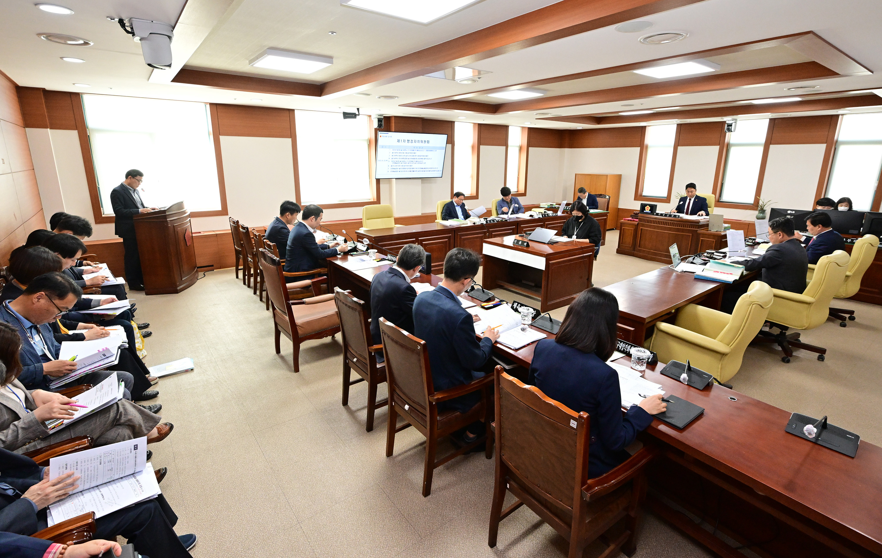 행정자치위원회, 추가경정예산안 예비심사 및 각종안건 심사8