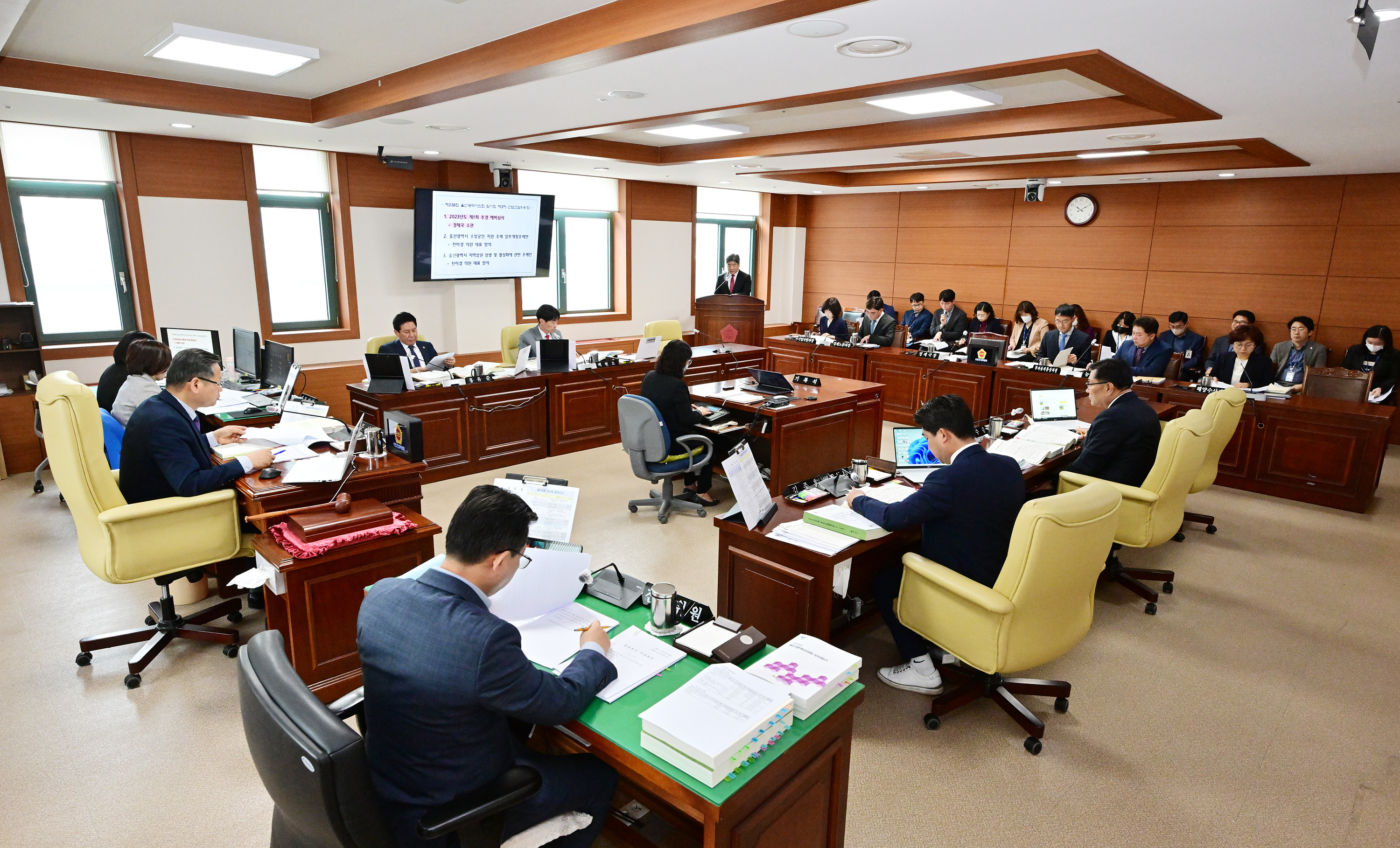 산업건설위원회, 경제국 소관 추가경정예산안 예비심사 및 각종안건 심사1