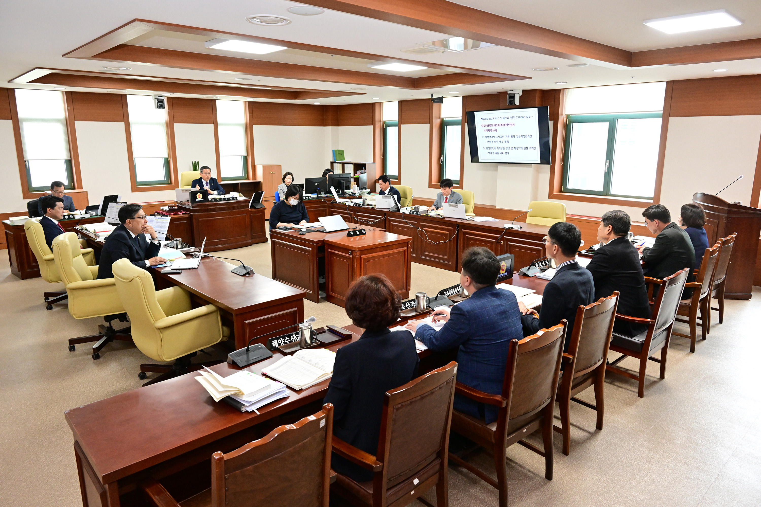 산업건설위원회, 경제국 소관 추가경정예산안 예비심사 및 각종안건 심사3