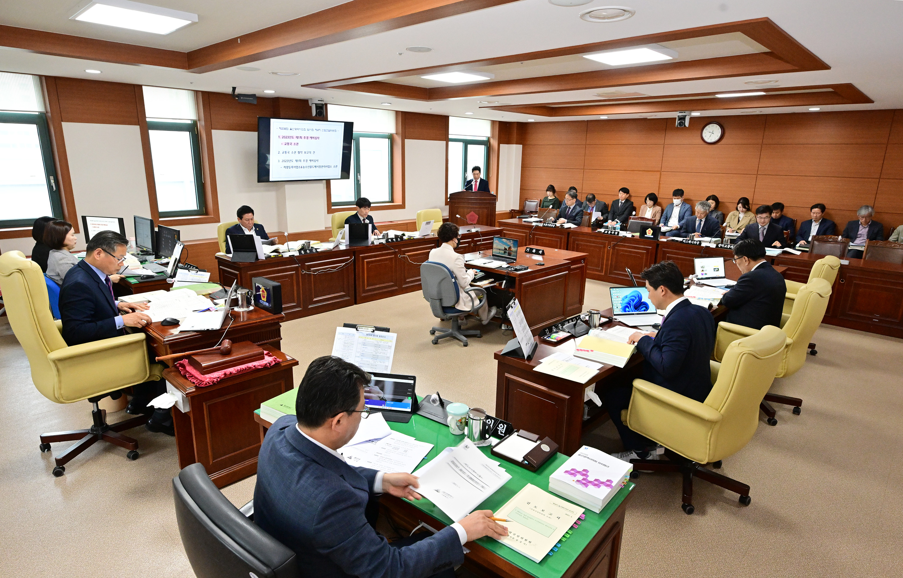 산업건설위원회, 교통국·차량등록사업소·농수산물도매시장 관리사업소 소관 추가경정예산안 심사2