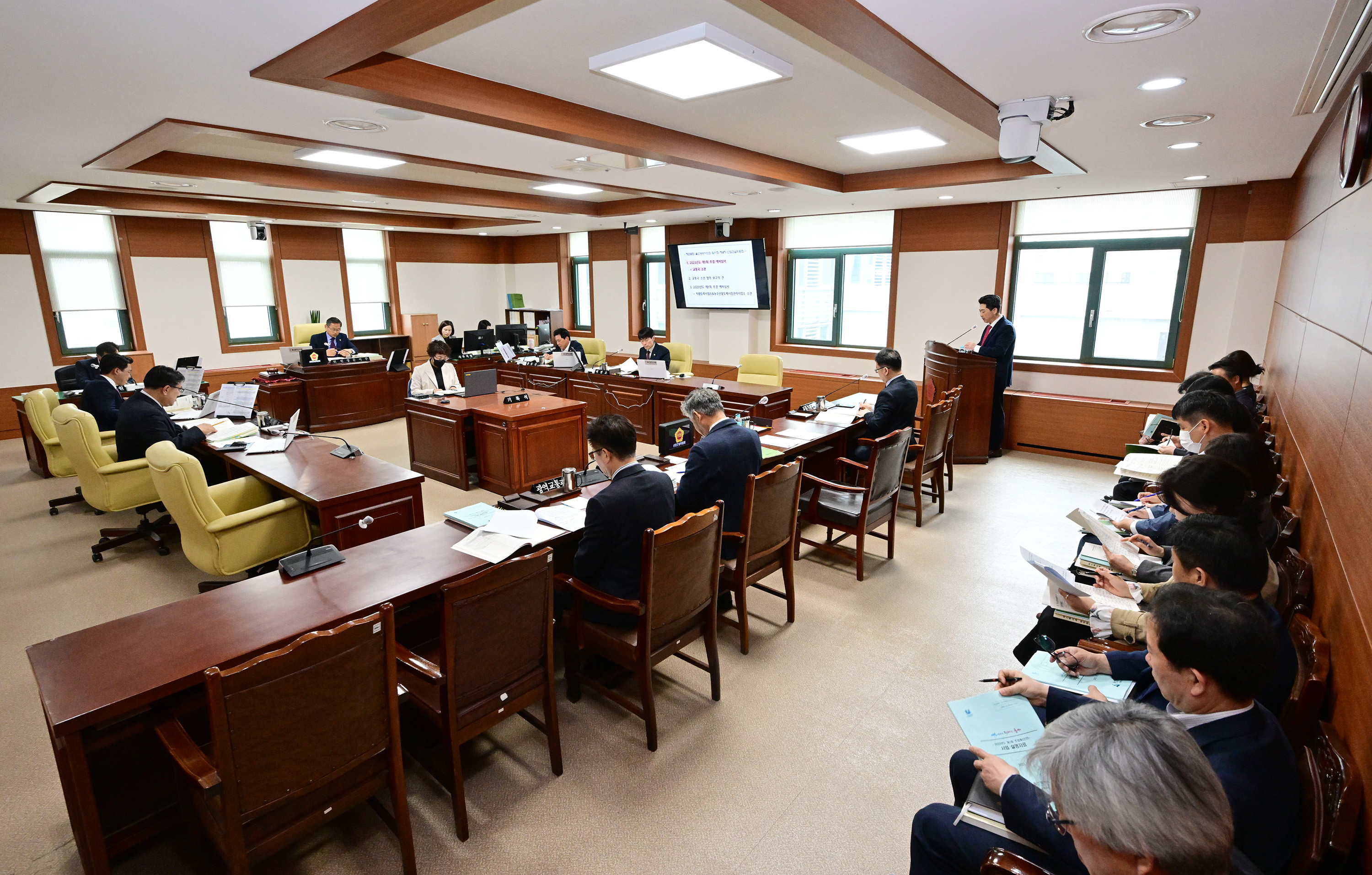 산업건설위원회, 교통국·차량등록사업소·농수산물도매시장 관리사업소 소관 추가경정예산안 심사4
