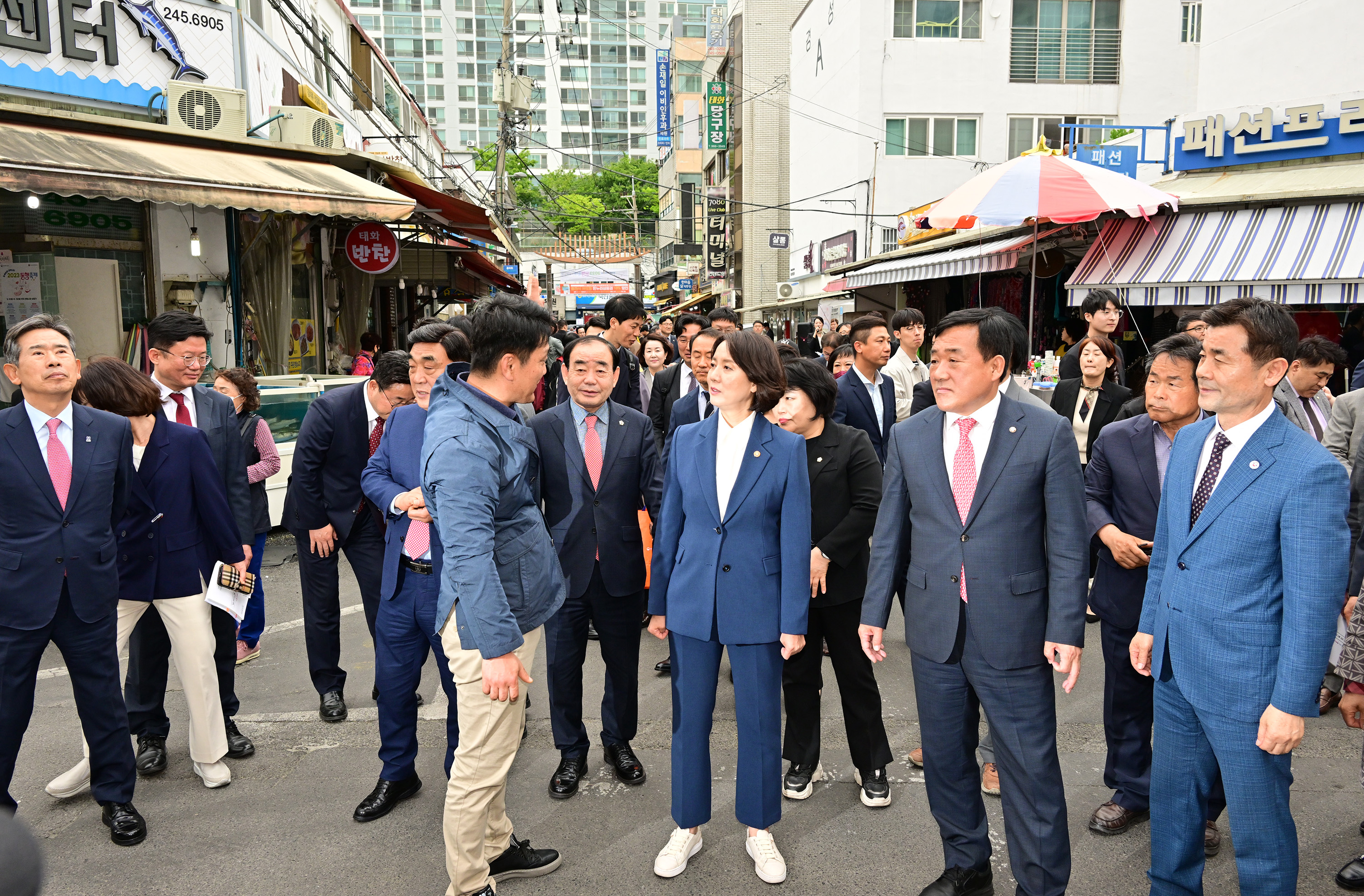 울산광역시의회, 태화종합시장 방문 상인 격려6