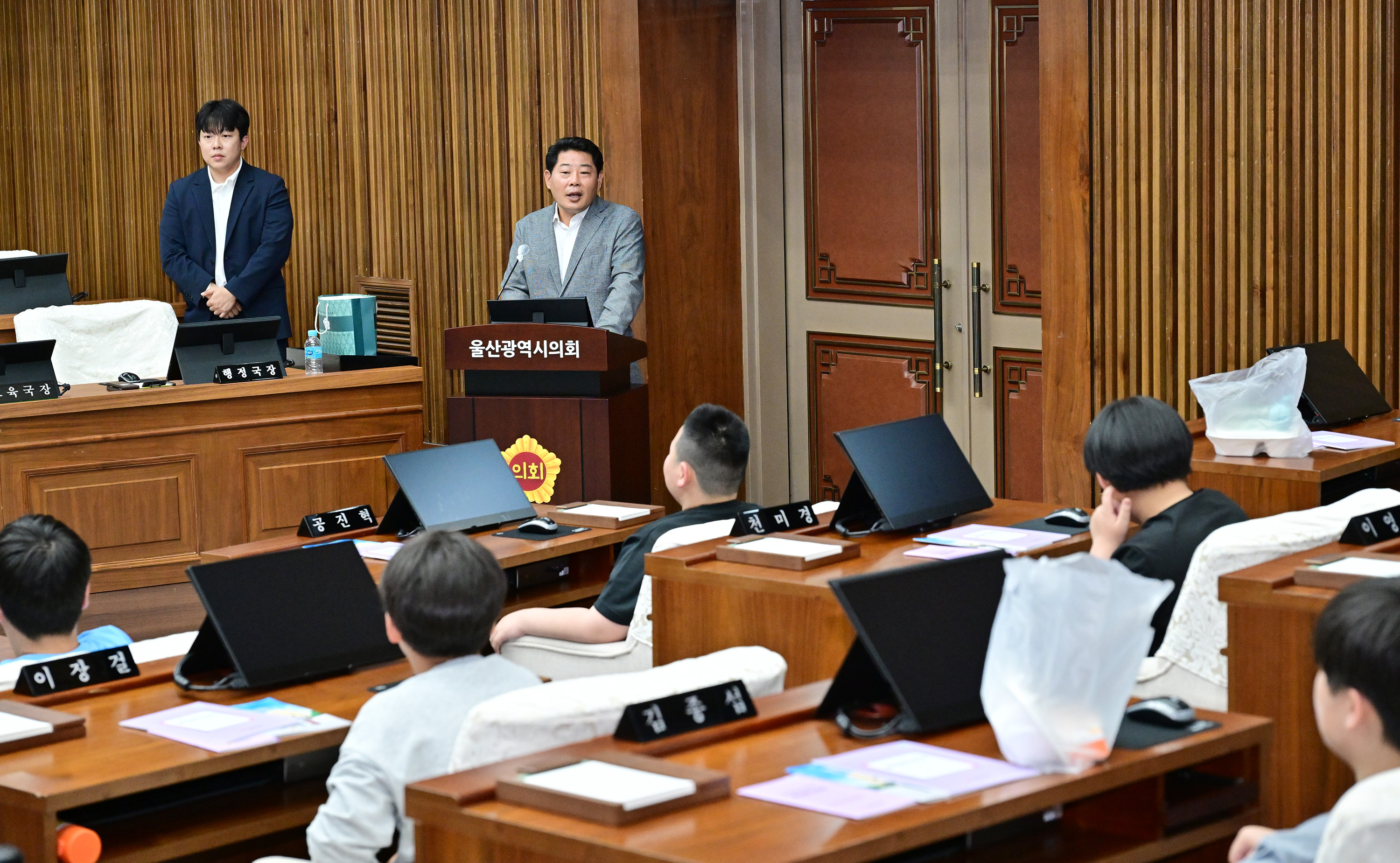 남구 중앙초등학교 학생, 의회 본회의장 견학2