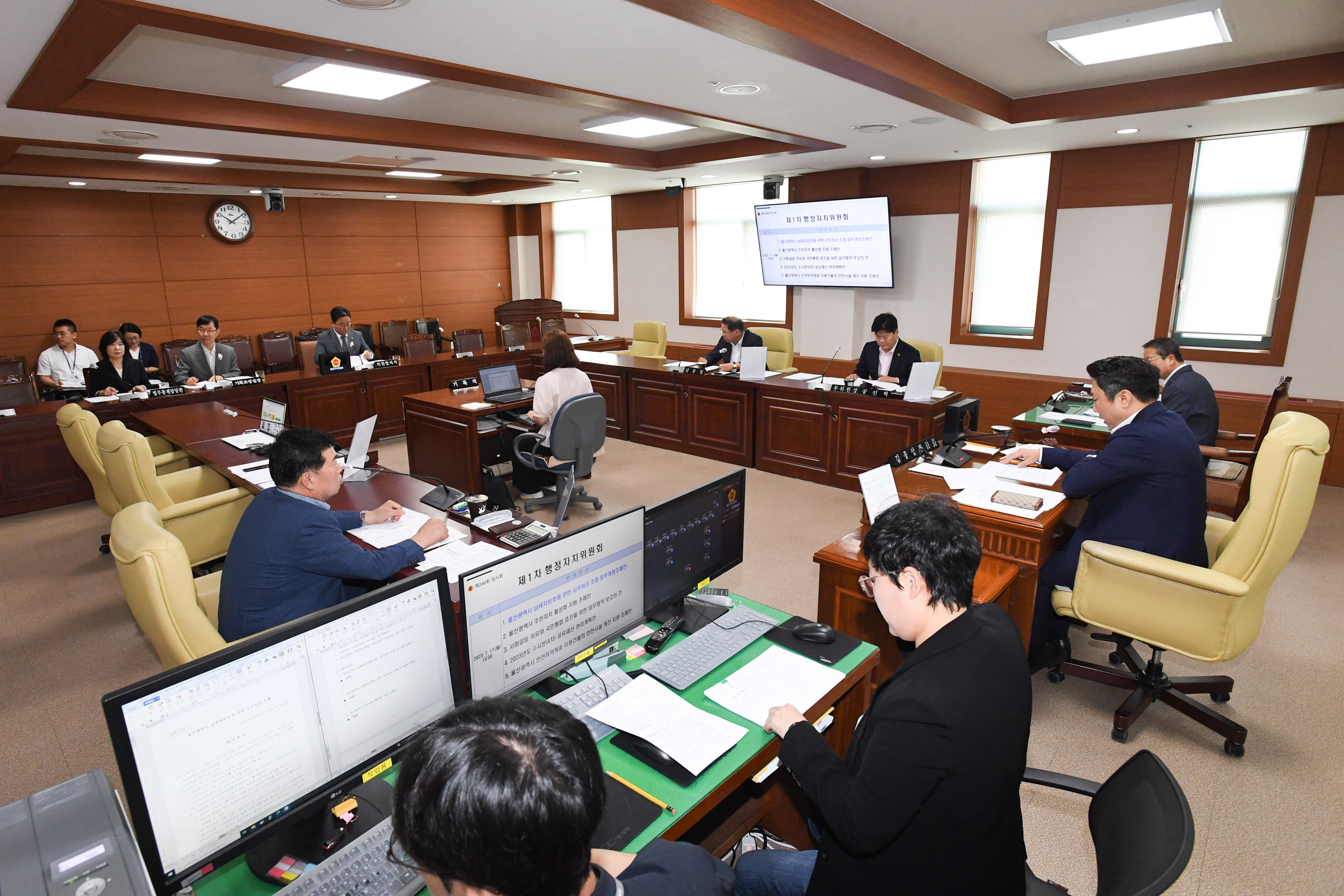 행정자치위원회, 울산광역시 안전취약계층 이용 건물의 안전시설 개선 지원 조례안 등 심사2