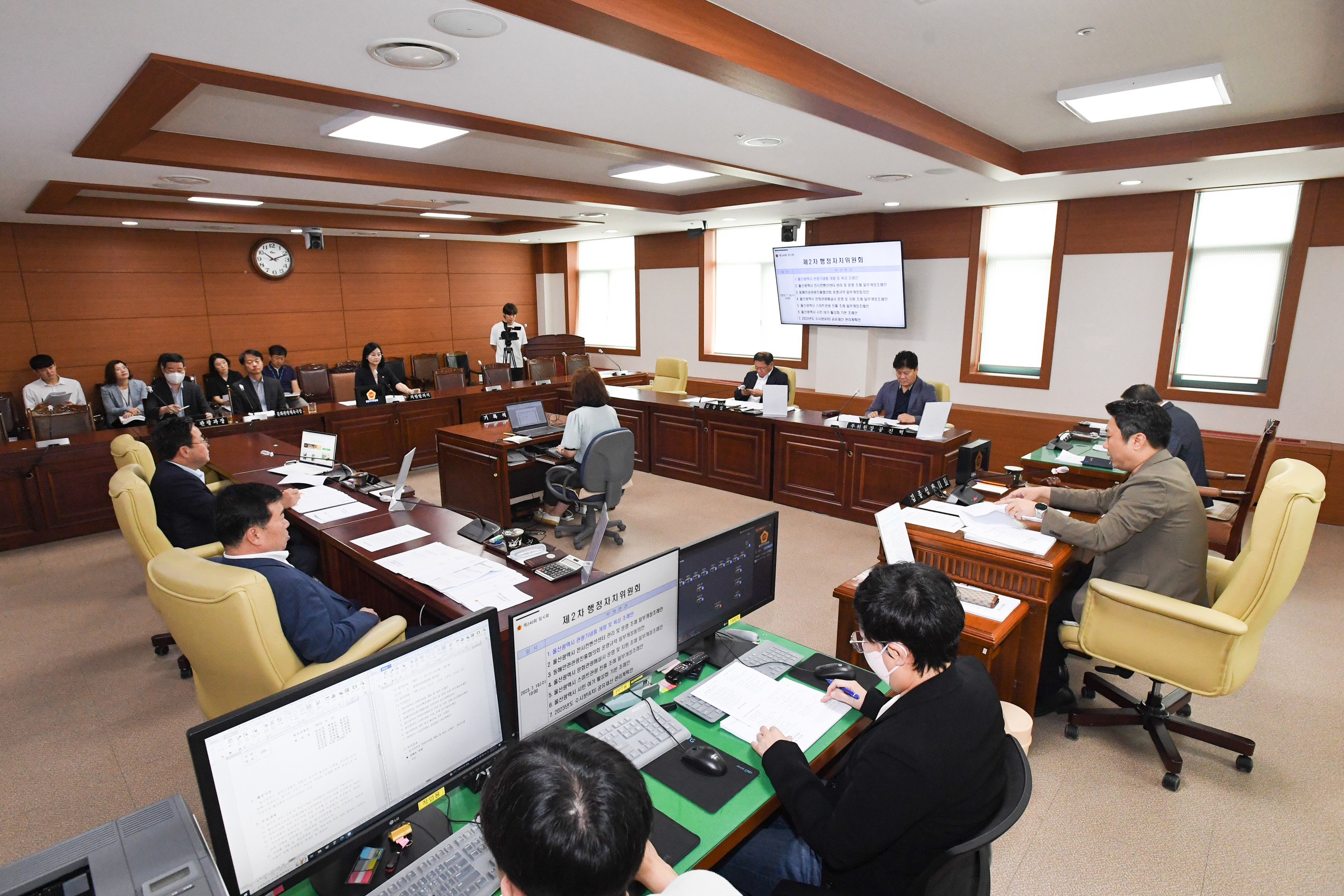 행정자치위원회, 울산광역시 관광기념품 개발 및 육성 조레안 등 심사1