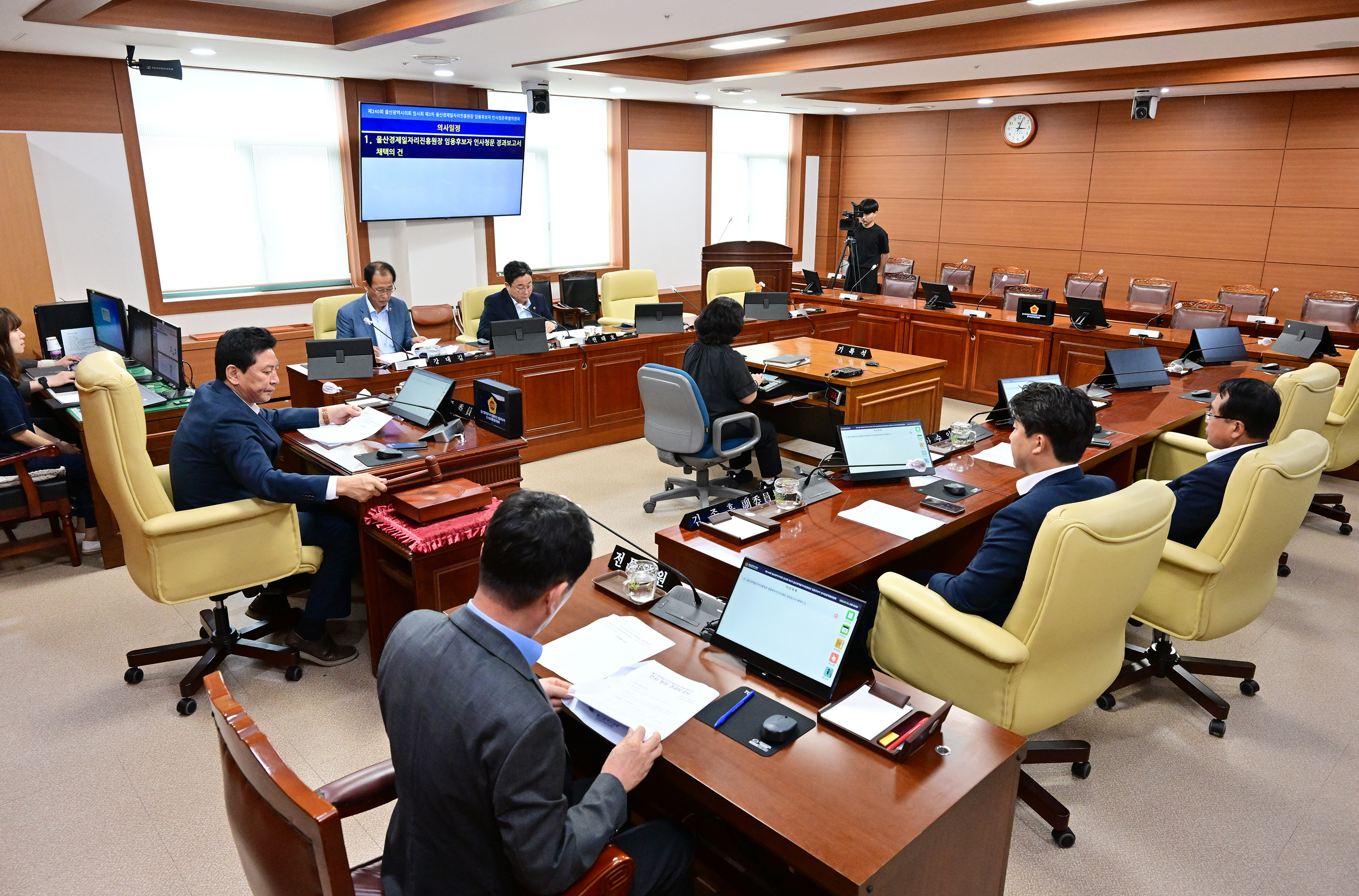 인사청문특별위원회, 울산경제일자리진흥원장 임용후보자 인사청문 경과보고서 채택1