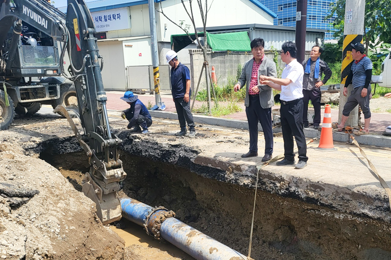 공진혁 행정자치부위원장, 상수도관 파손현장 방문3