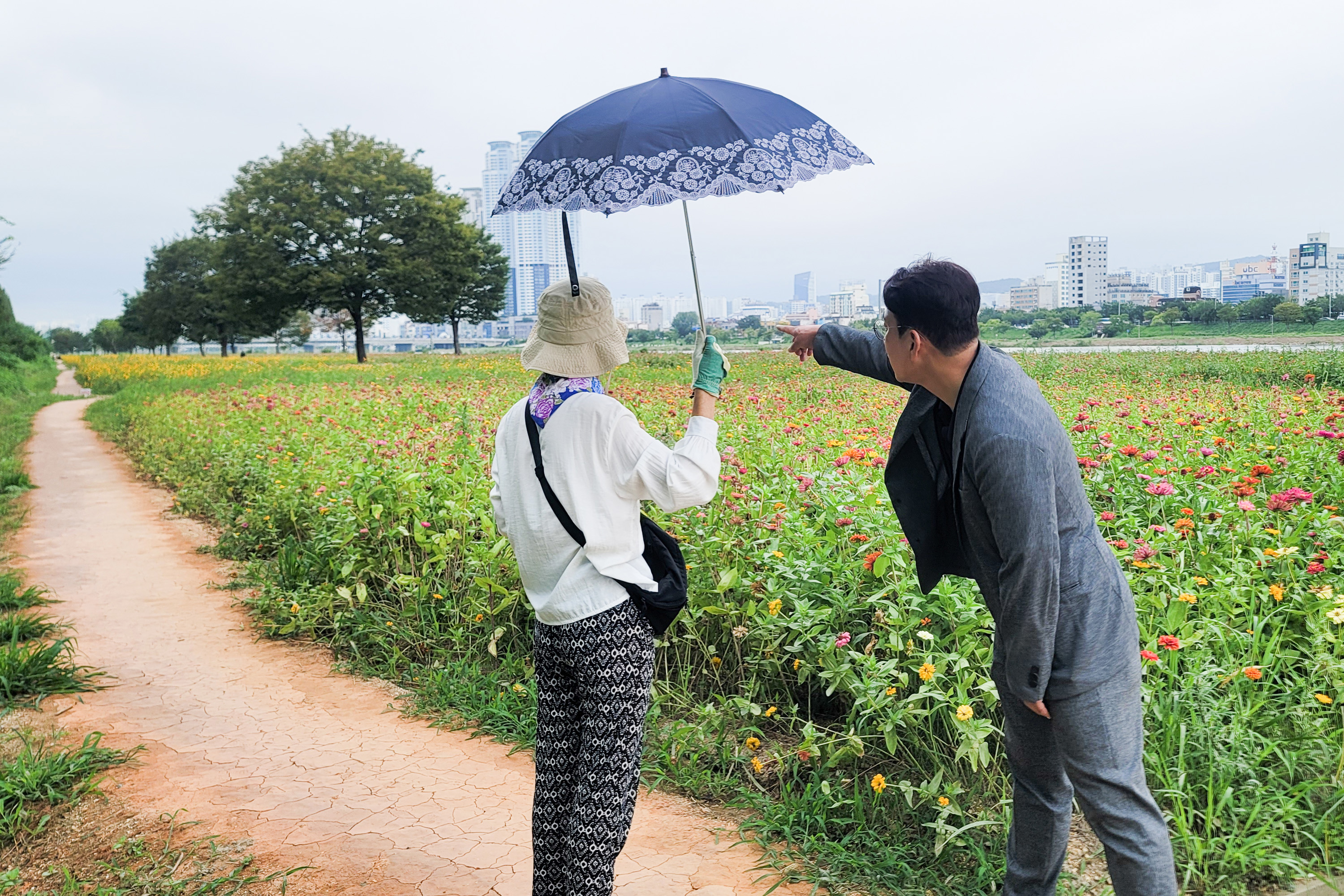 방인섭 환경복지부위원장,  태화강 둔치 그라스 정원 및 황토 맨발길 긴급 현장 점검4
