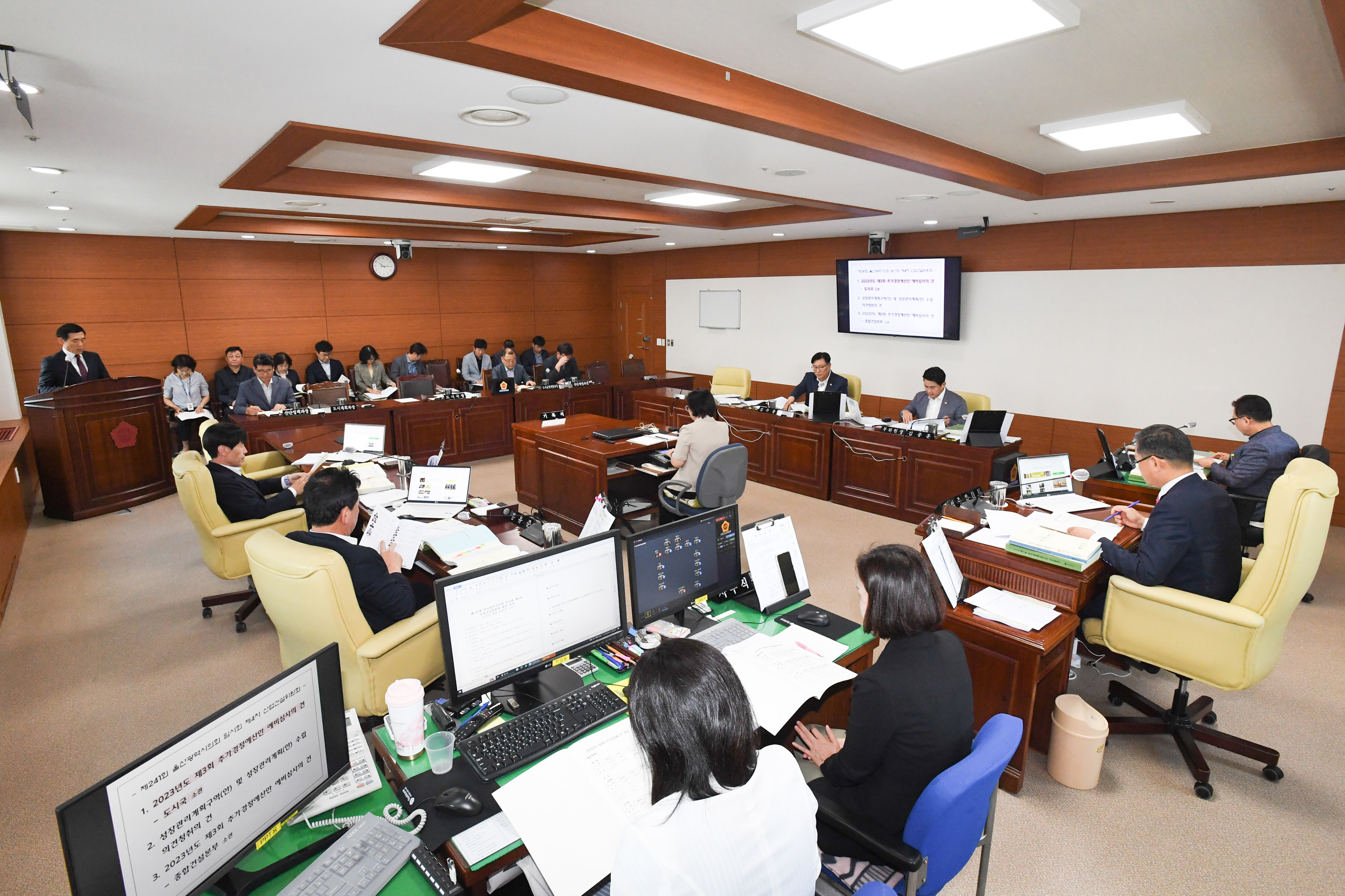 산업건설위원회, 도시국 소관 2023년도 제3회 울산광역시 추가경정예산안 예비심사의 건 등 심사1