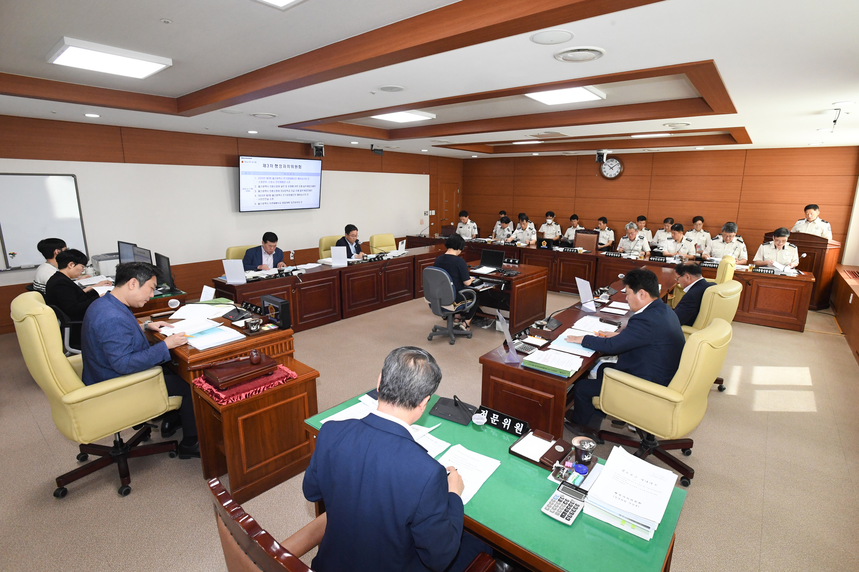 행정자치위원회, 소방본부 소관 2023년도 제3회 울산광역시 추가경정예산안 예비심사의 건 등 심사2