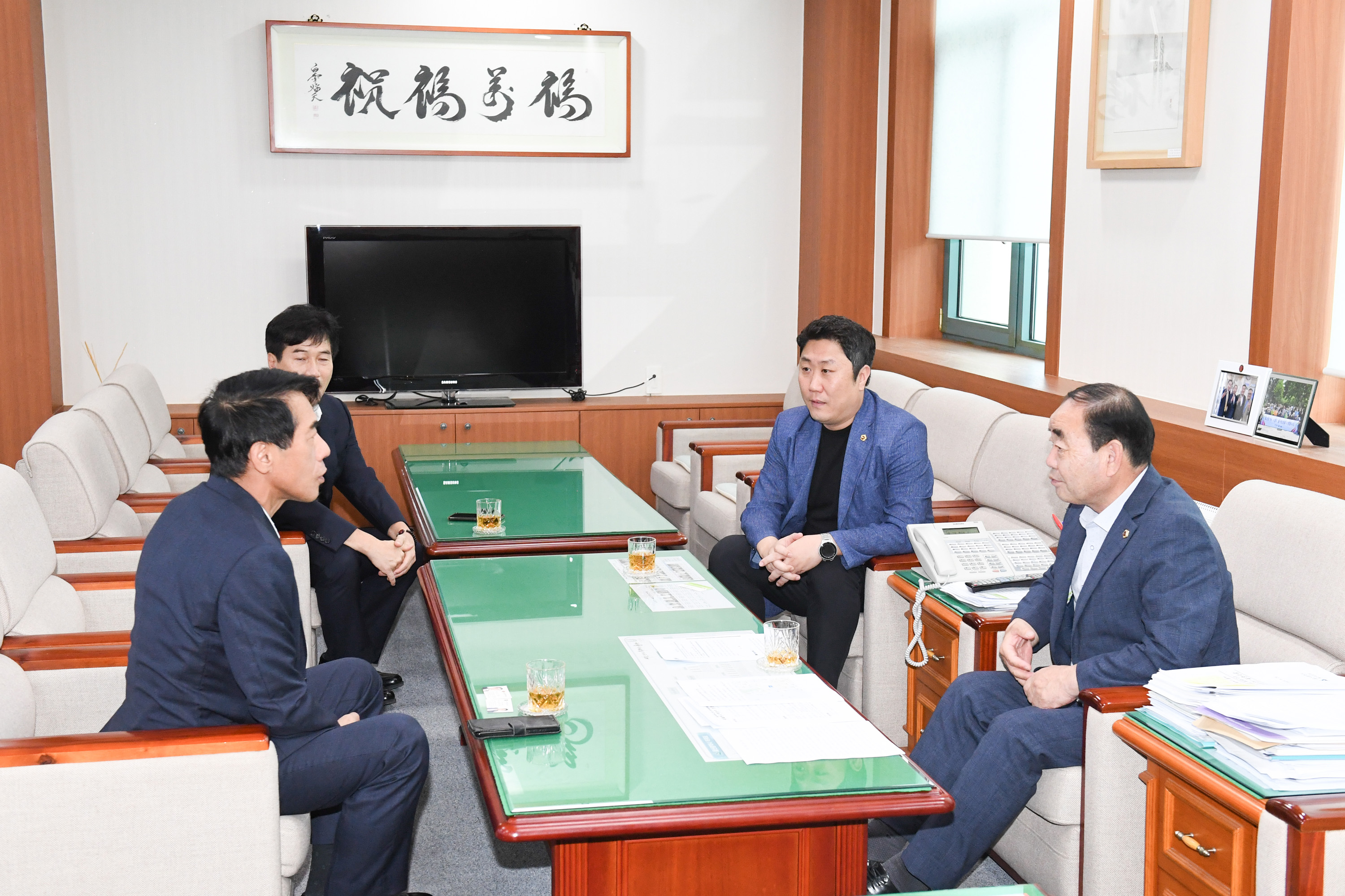 김기환 의장, 신임 울산경찰청 공공안녕정보외사과장 환담2