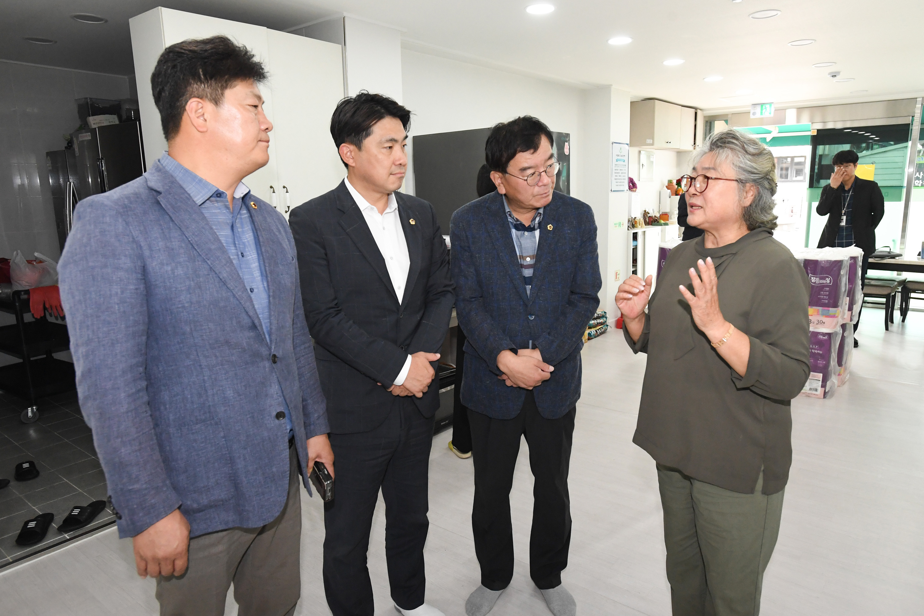 홍성우 교육위원장, 공진혁 행정자치부위원장, 김종훈 산업건설부위원장, 2023년 추석맞이 사회복지시설 위문2