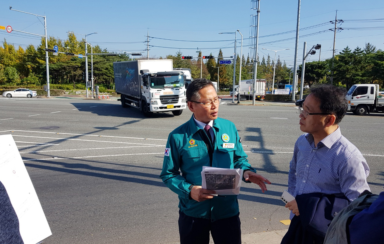 문석주 산업건설위원장, 명촌정문앞 교차로 교통신호체계 변경 현장간담회2