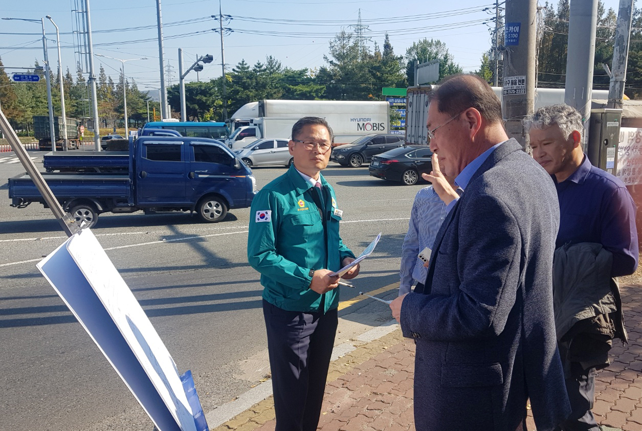 문석주 산업건설위원장, 명촌정문앞 교차로 교통신호체계 변경 현장간담회4