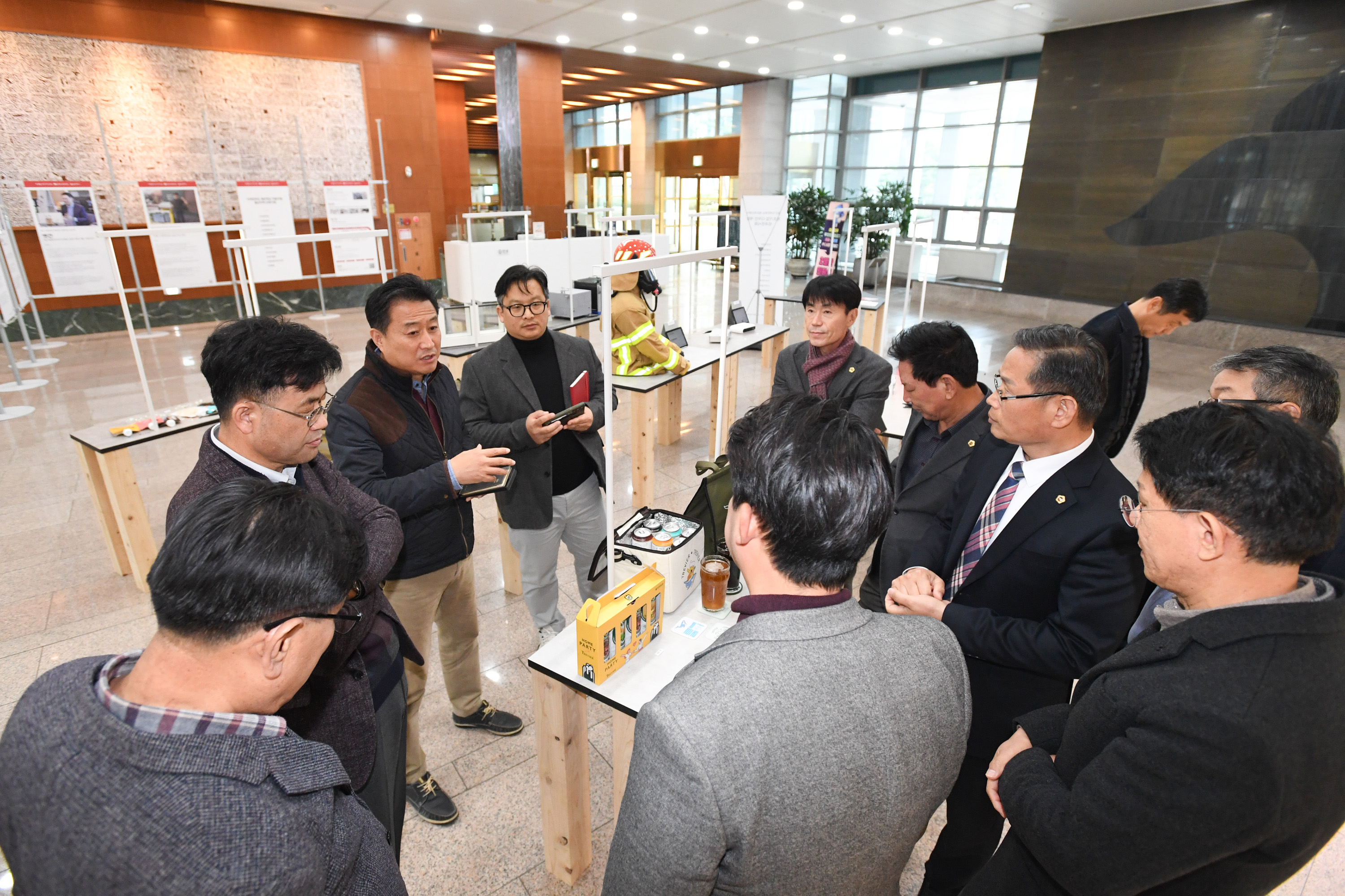 산업건설위원회, 울산 디자인주도 제조혁신센터 중소기업 디자인개발 제품 성과 전시회 참관3