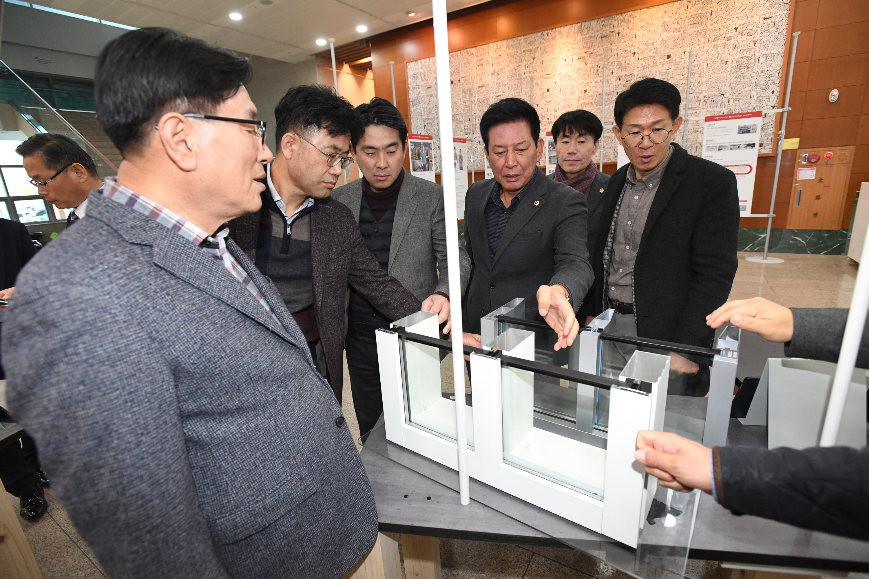 산업건설위원회, 울산 디자인주도 제조혁신센터 중소기업 디자인개발 제품 성과 전시회 참관5