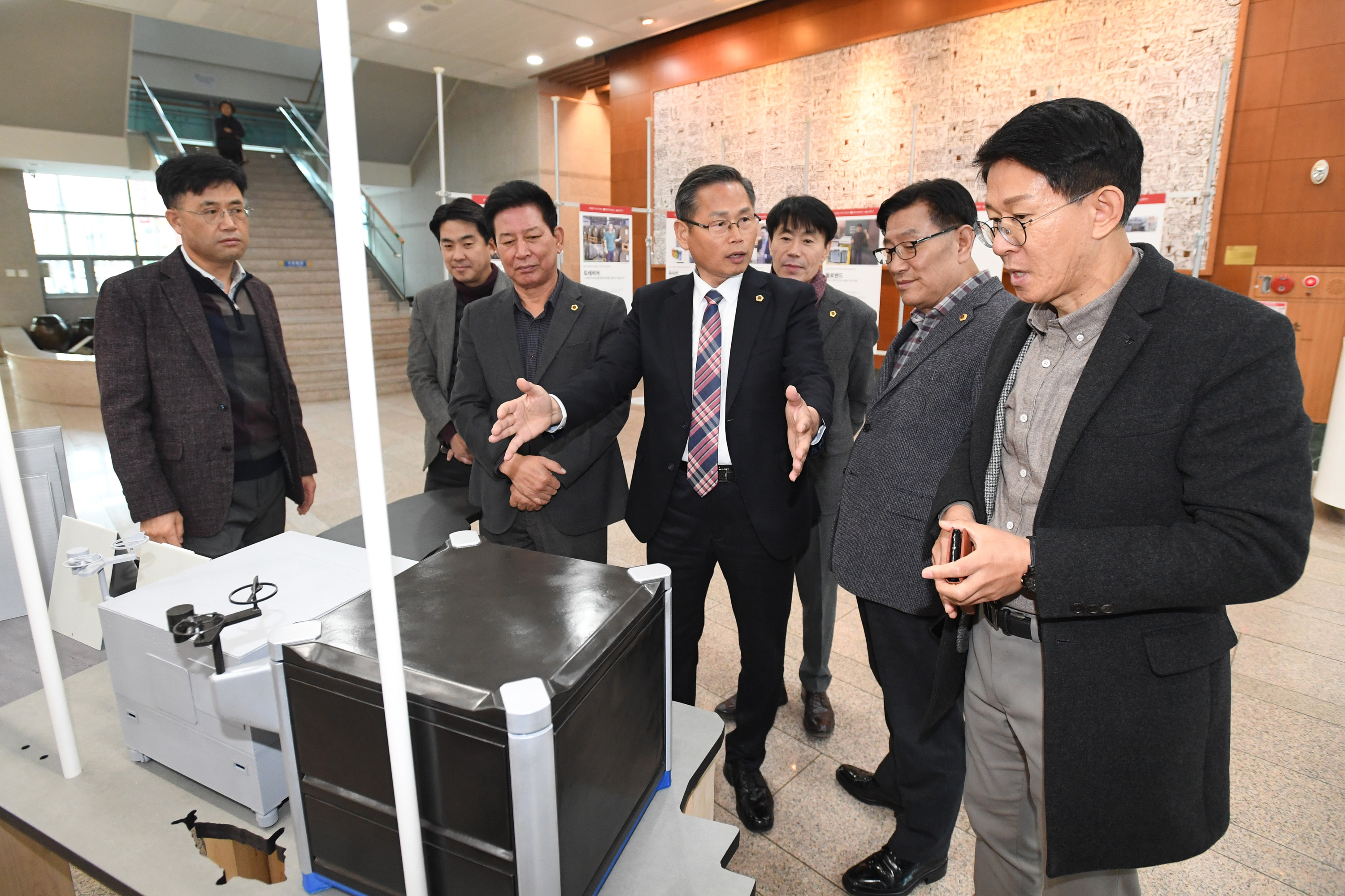 산업건설위원회, 울산 디자인주도 제조혁신센터 중소기업 디자인개발 제품 성과 전시회 참관7