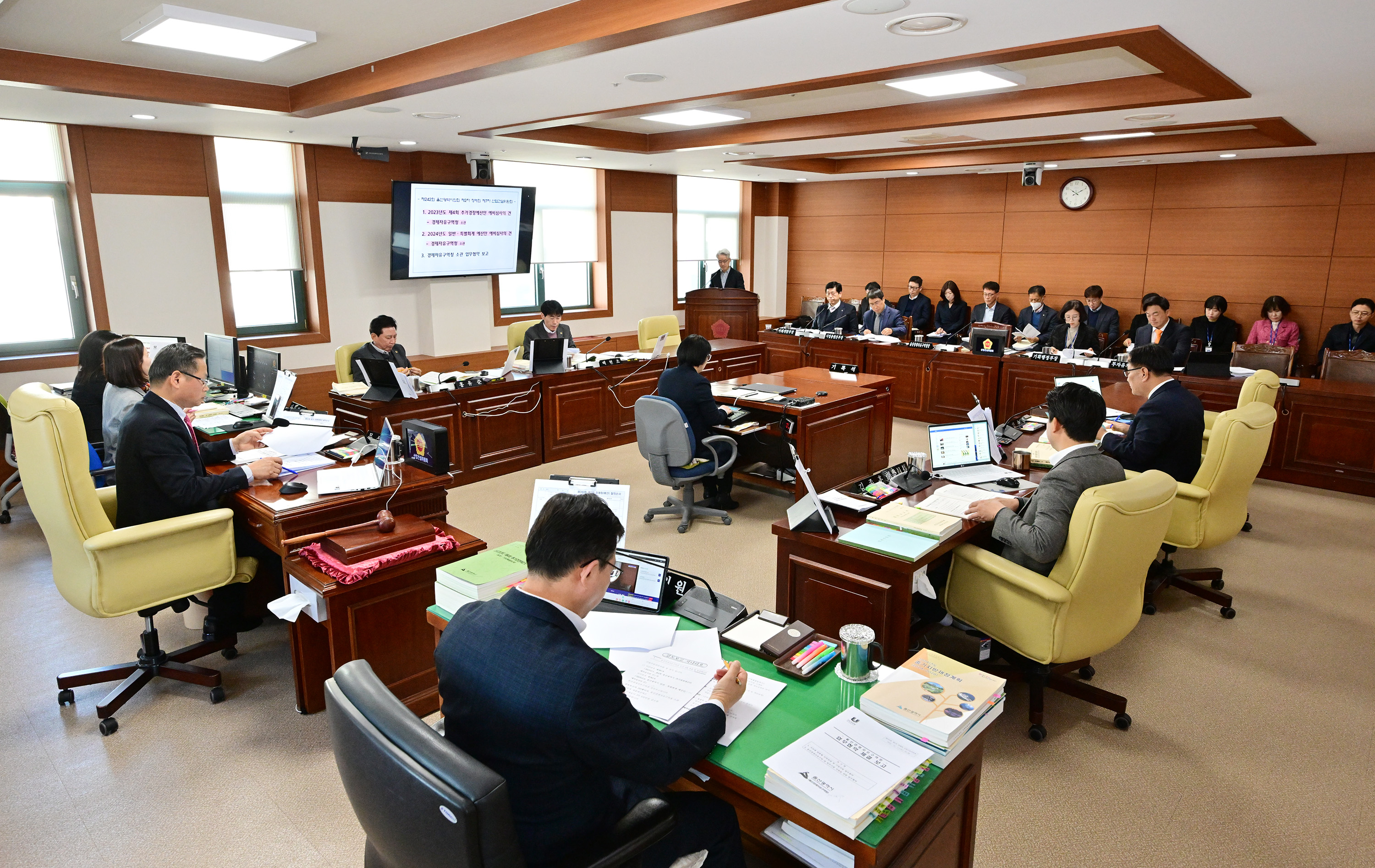 산업건설위원회, 경제자유구역청 소관 2024년도 예산안 등 심사2