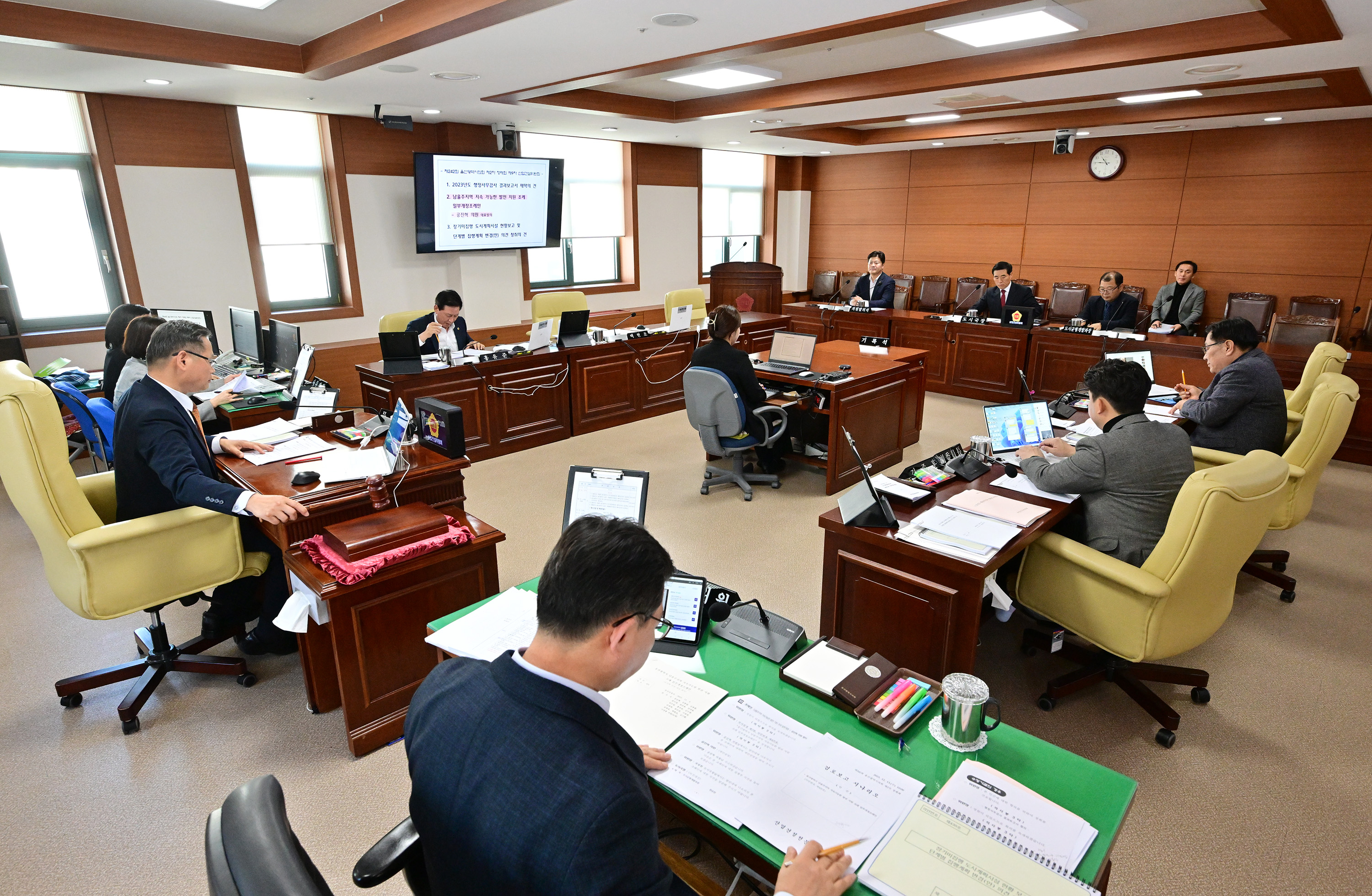 산업건설위원회, 2023년도 행정사무감사 결과보고서 채택 및 각종 조례안 심사1