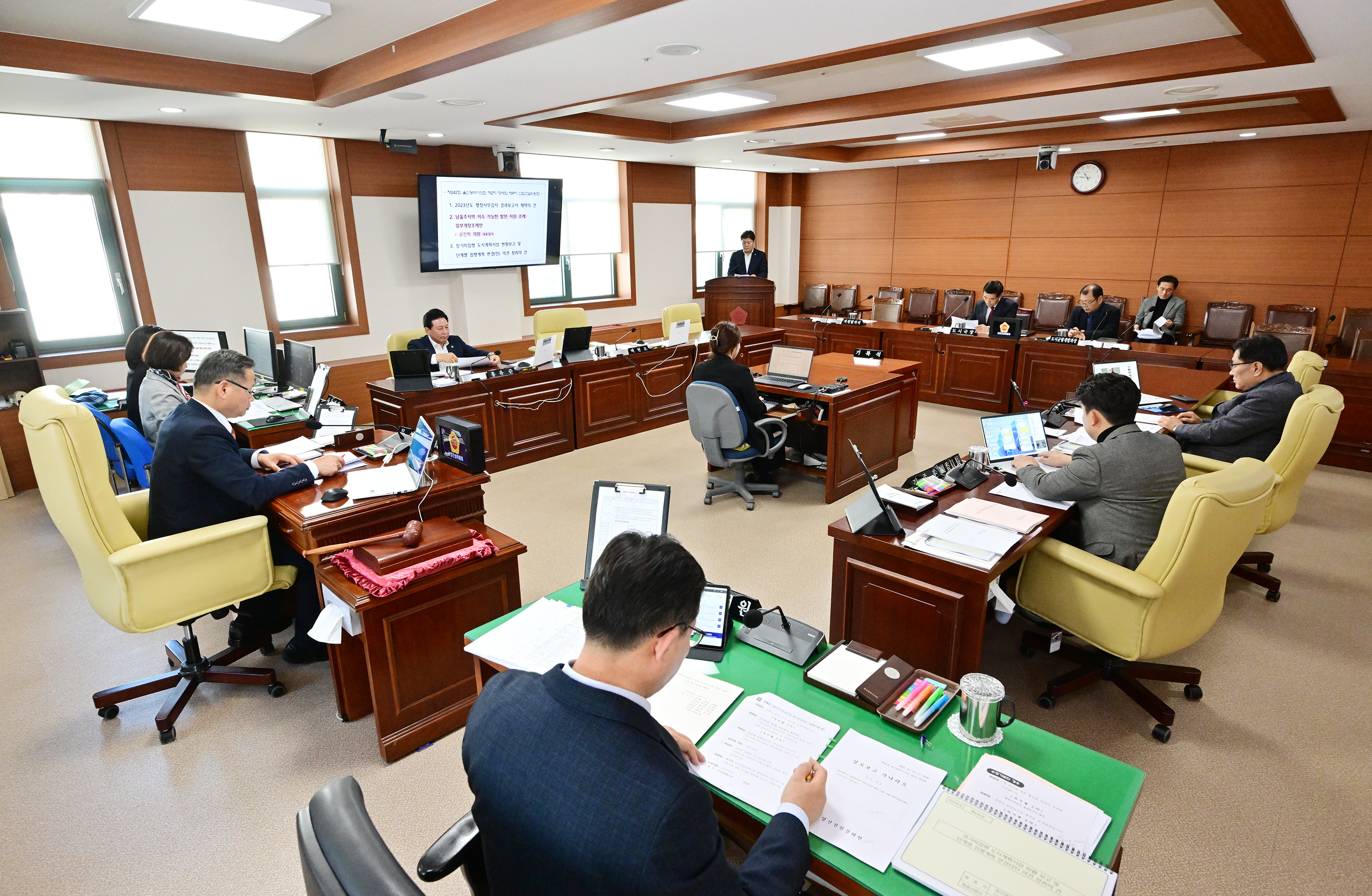 산업건설위원회, 2023년도 행정사무감사 결과보고서 채택 및 각종 조례안 심사2