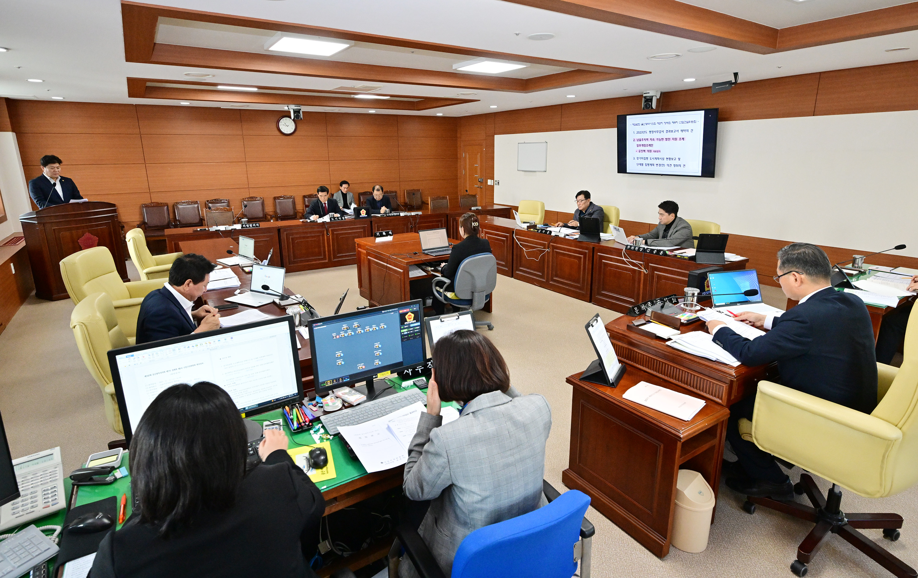 산업건설위원회, 2023년도 행정사무감사 결과보고서 채택 및 각종 조례안 심사3
