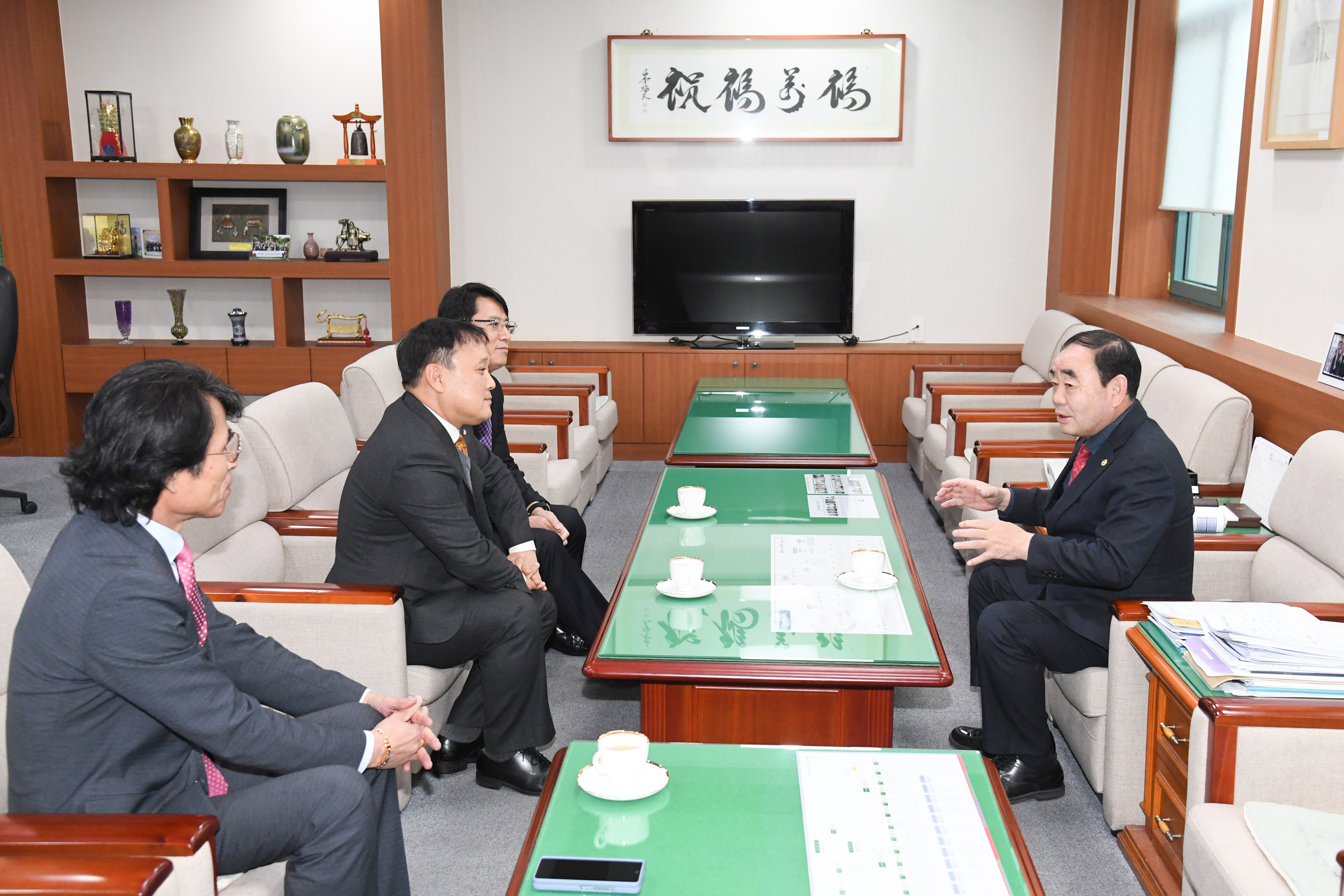 김기환 의장, SK이노베이션 울산총괄부사장과 환담2