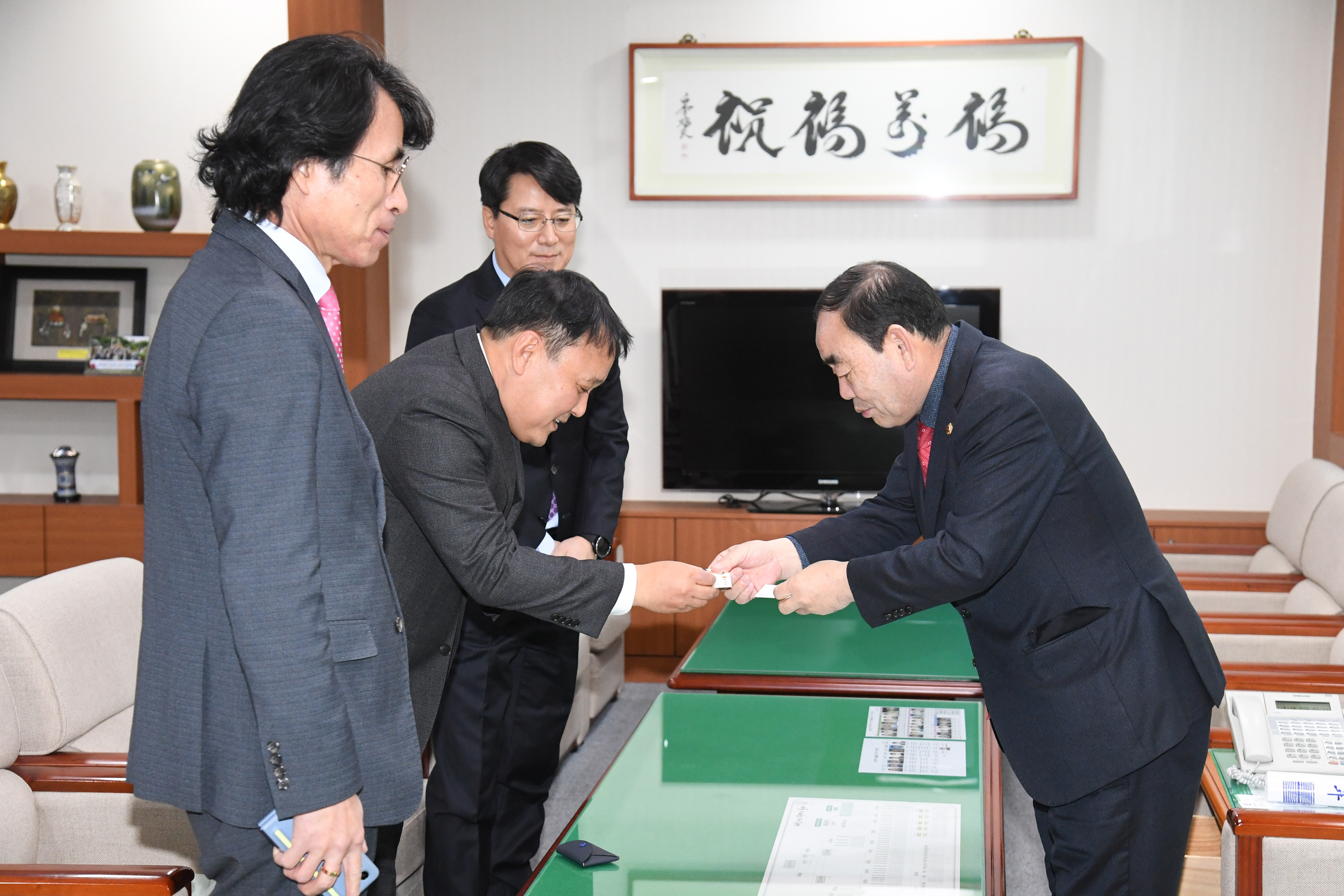 김기환 의장, SK이노베이션 울산총괄부사장과 환담3