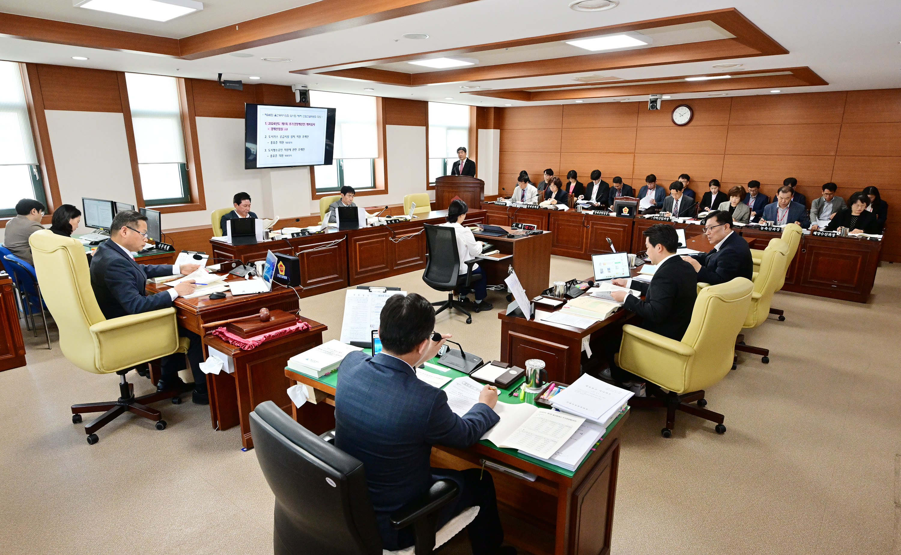 산업건설위원회, 경제산업실 소관 추가경정예산안 등 심사1